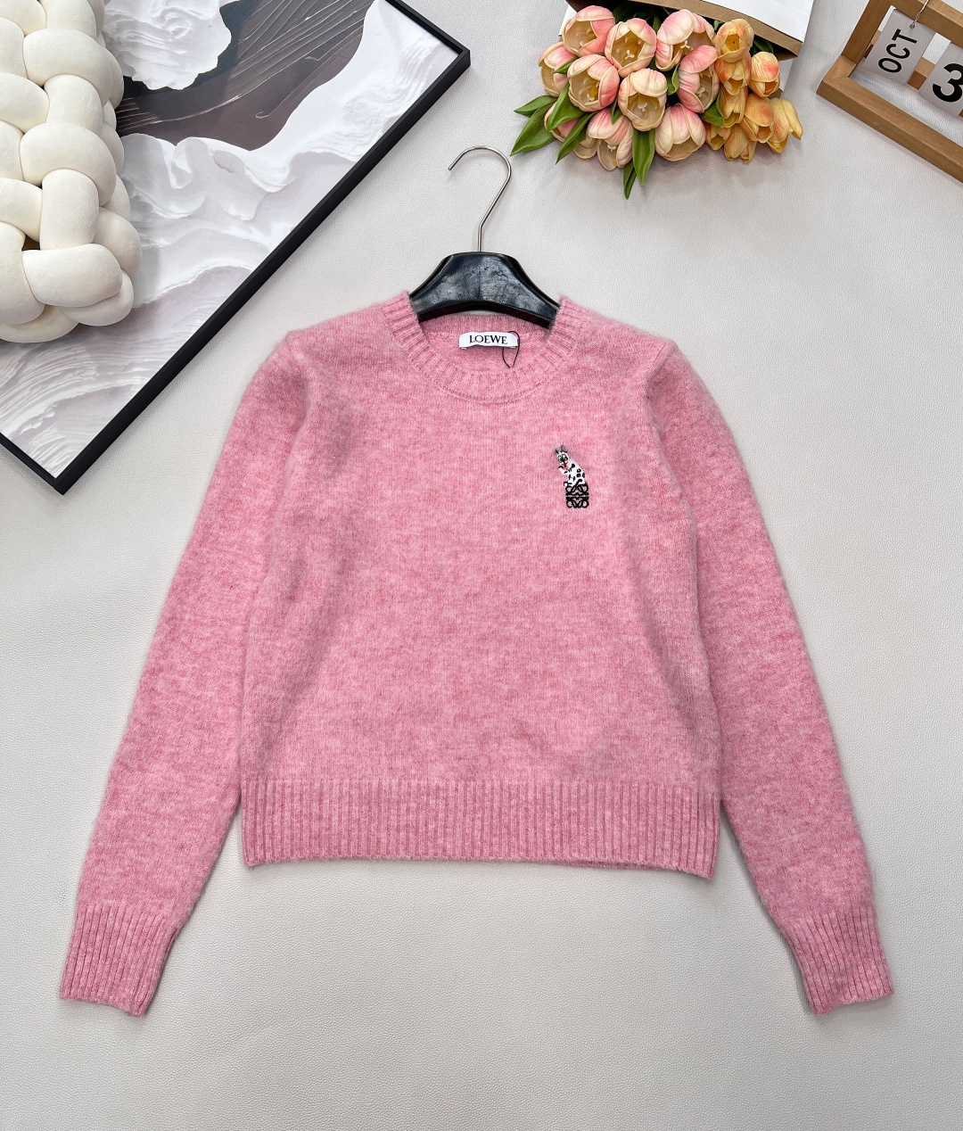 NO:629421,Loewe2025 new embroidered doraemon knitted wool, LoewLouis  wain joint series # Customized YB wool yarn weaving, high-end texture, comfortable and soft, round-neck pullover sweater cut, flat needle fine texture, large pink base with white snowflake dot pattern, whole-body thread binding, easily highlighting the full texture of details, using embroidery technology and cartoon style to outline Doraemon, fixed on the chest to embellish the totem logo, echoing the cat pattern on the hem, full of care, the brand style is refreshing and fashionable, and the wear is fashionable and casual. Three labels are complete, two colors are outstanding  Size sml code L,,louis vuitton,loewe,sweaters,alexander wang19860909Loewe2025新款刺绣机器猫针织毛,LoewLouis wain联名系列#定制YB羊毛纱线织造,质感高级,舒适柔软,圆领套头毛衣剪裁,平针细腻肌理,大身粉色打底配合白色雪花点状花纹,通体螺纹包边,轻松突出满分细节质感,以刺绣工艺配合卡通风格勾勒机器猫,固定在胸口点缀图腾徽标,与下摆猫图案呼应,满满小心机,品牌风格清爽时尚,穿搭时髦休闲.三标齐全,两色出 尺码sml 编码L,,louis vuitton,loewe,sweaters,alexander wang,Women's clothing