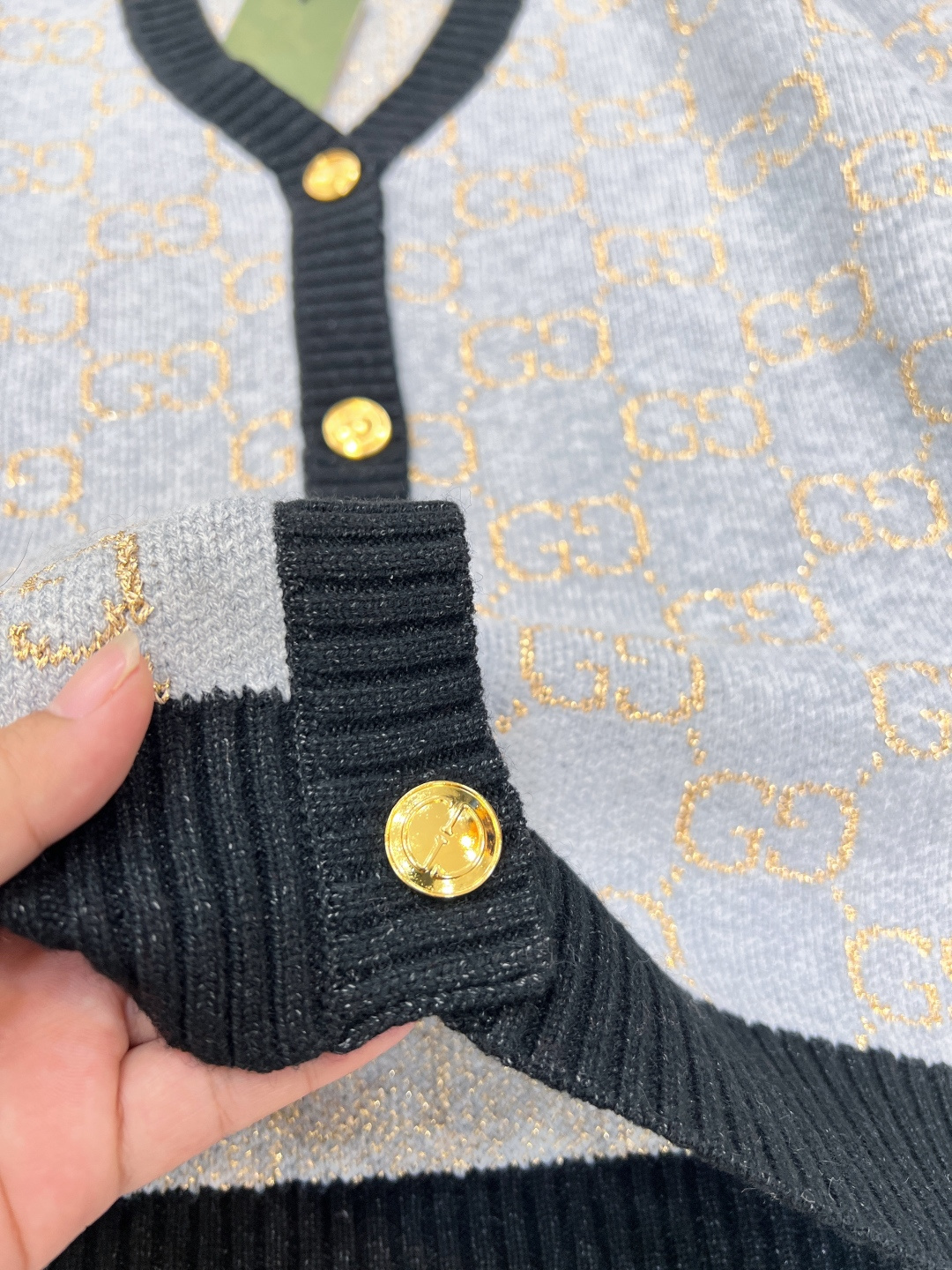 🆕 Gucci 撞色金丝双G V领针织开衫✨德国一体挂机工艺、独家采用进口意大利金丝，柔软亲肤。给你奢侈