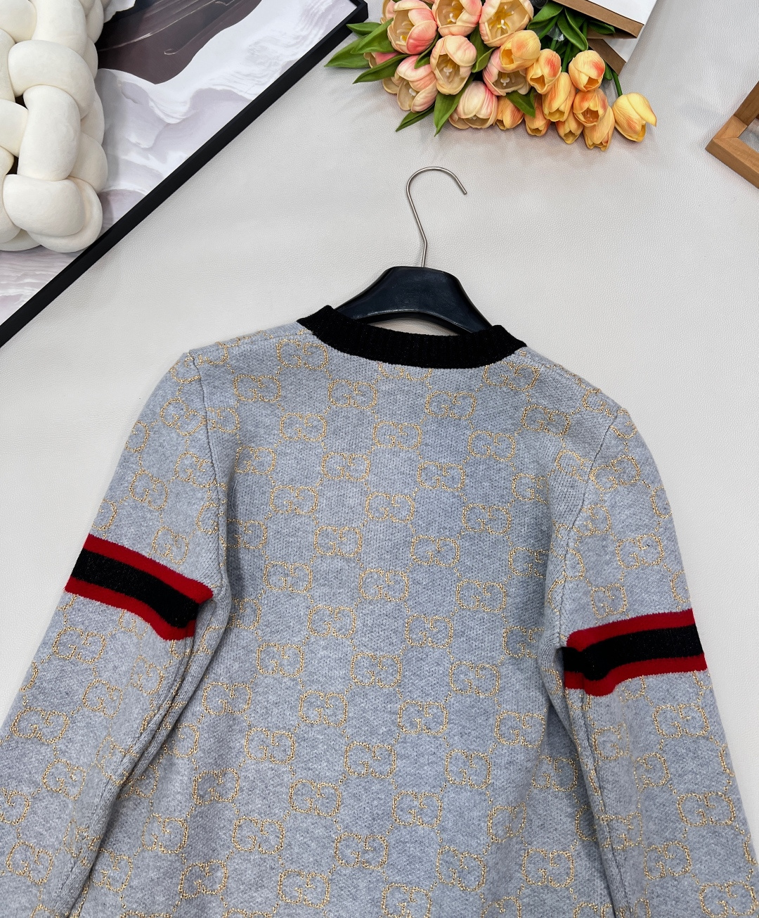 🆕 Gucci 撞色金丝双G V领针织开衫✨德国一体挂机工艺、独家采用进口意大利金丝，柔软亲肤。给你奢侈