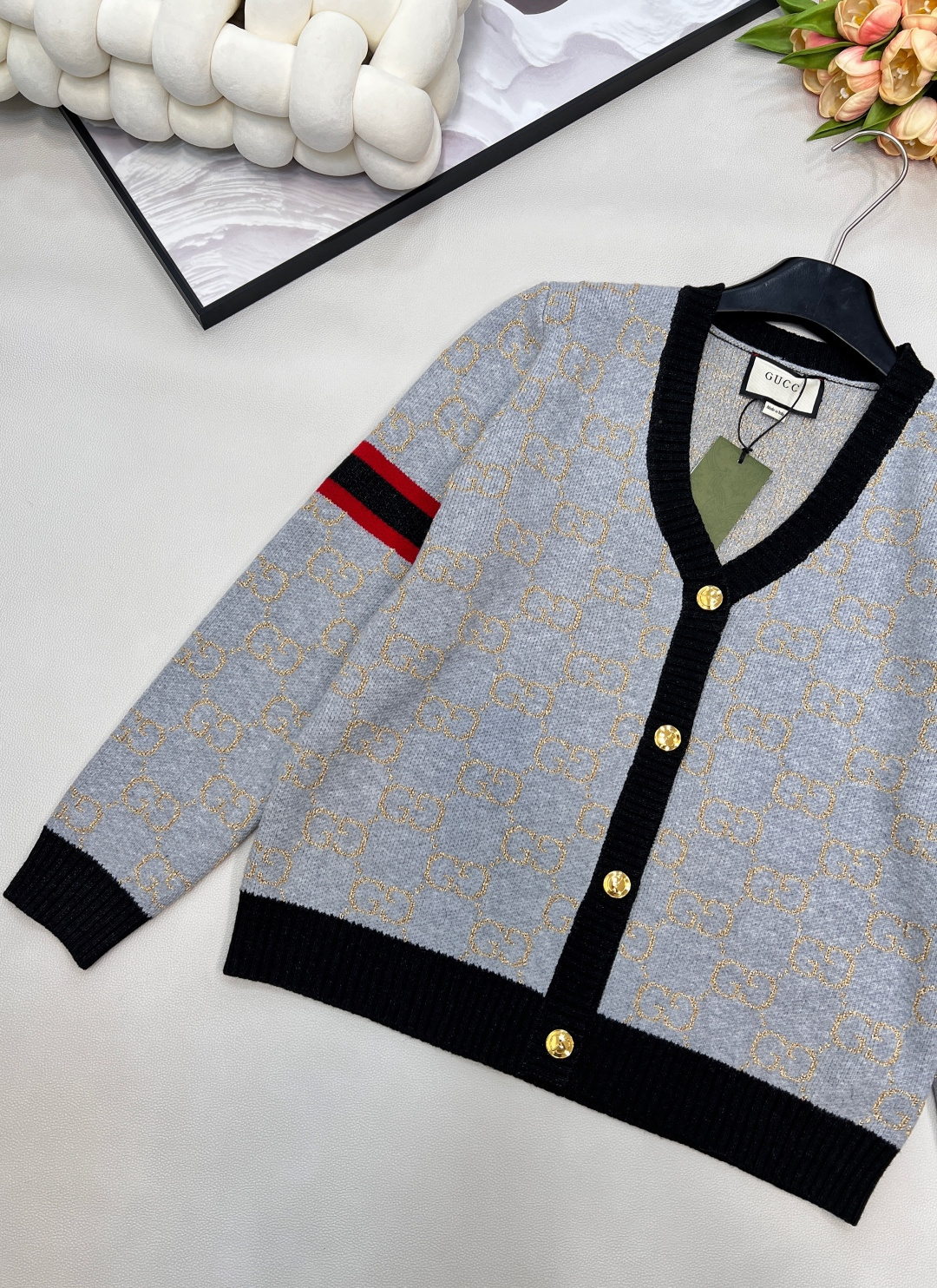 🆕 Gucci 撞色金丝双G V领针织开衫✨德国一体挂机工艺、独家采用进口意大利金丝，柔软亲肤。给你奢侈