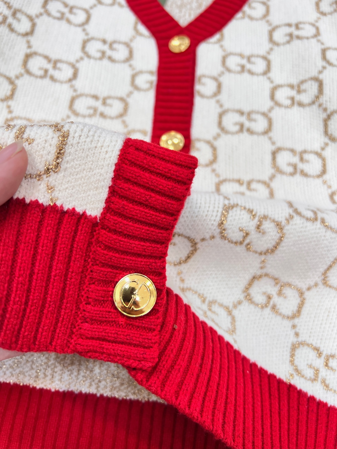 🆕 Gucci 撞色金丝双G V领针织开衫✨德国一体挂机工艺、独家采用进口意大利金丝，柔软亲肤。给你奢侈