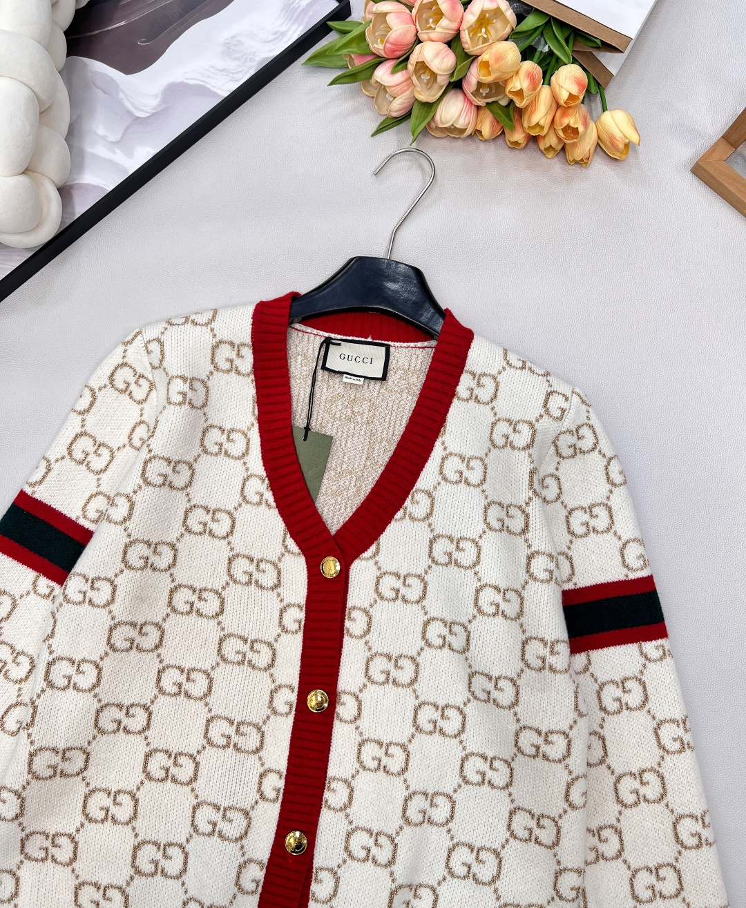 🆕 Gucci 撞色金丝双G V领针织开衫✨德国一体挂机工艺、独家采用进口意大利金丝，柔软亲肤。给你奢侈