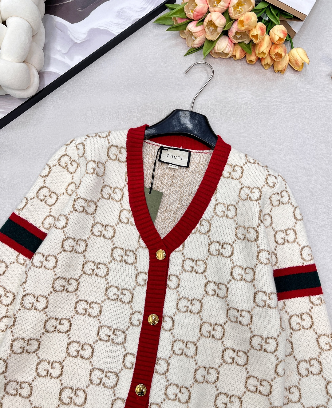 🆕 Gucci 撞色金丝双G V领针织开衫✨德国一体挂机工艺、独家采用进口意大利金丝，柔软亲肤。给你奢侈