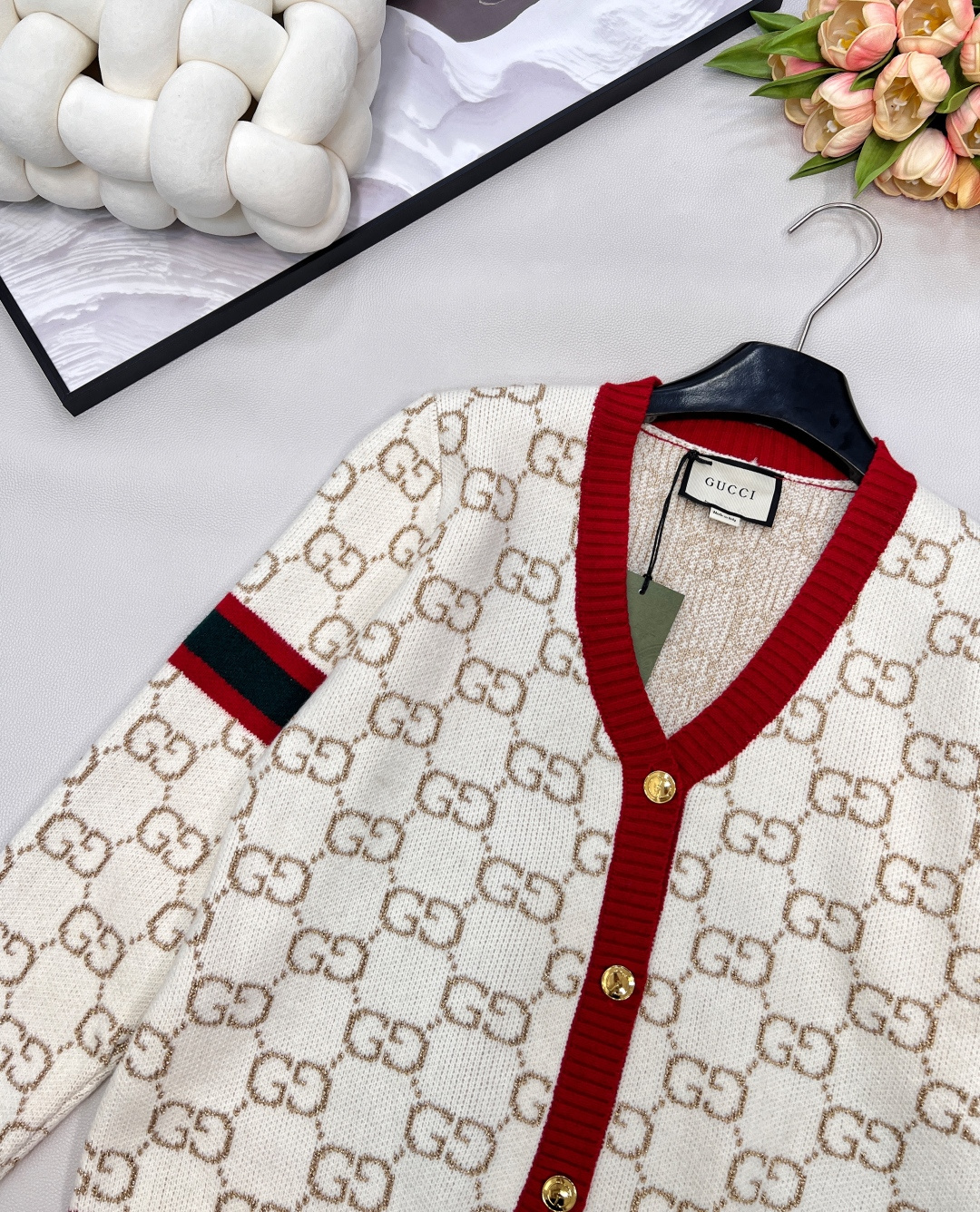 🆕 Gucci 撞色金丝双G V领针织开衫✨德国一体挂机工艺、独家采用进口意大利金丝，柔软亲肤。给你奢侈