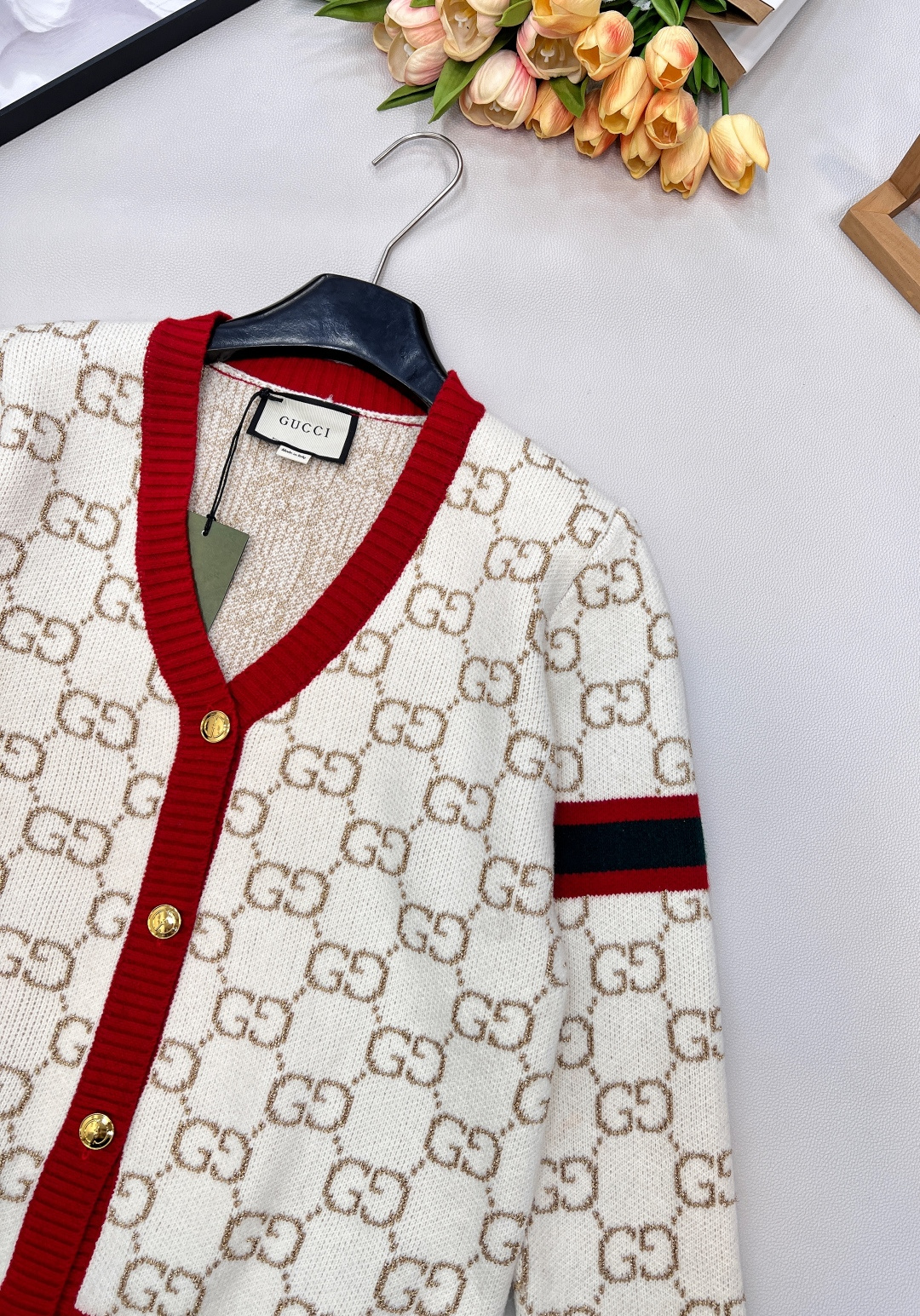 🆕 Gucci 撞色金丝双G V领针织开衫✨德国一体挂机工艺、独家采用进口意大利金丝，柔软亲肤。给你奢侈