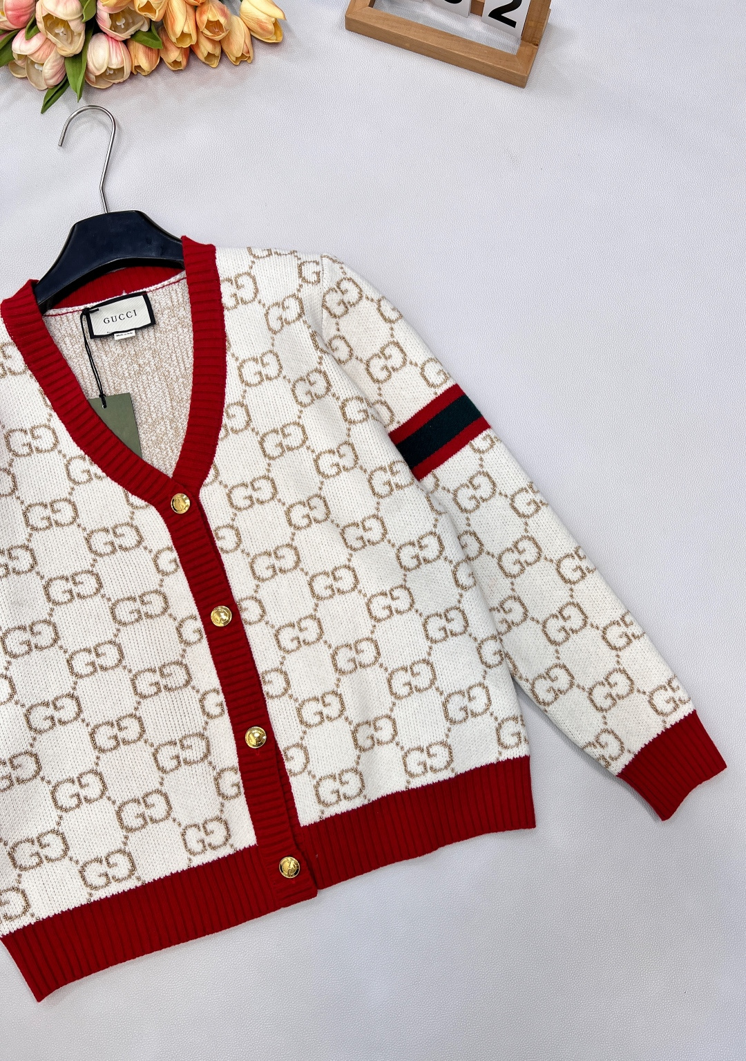 🆕 Gucci 撞色金丝双G V领针织开衫✨德国一体挂机工艺、独家采用进口意大利金丝，柔软亲肤。给你奢侈