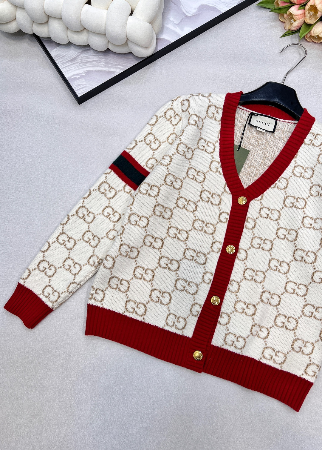 🆕 Gucci 撞色金丝双G V领针织开衫✨德国一体挂机工艺、独家采用进口意大利金丝，柔软亲肤。给你奢侈