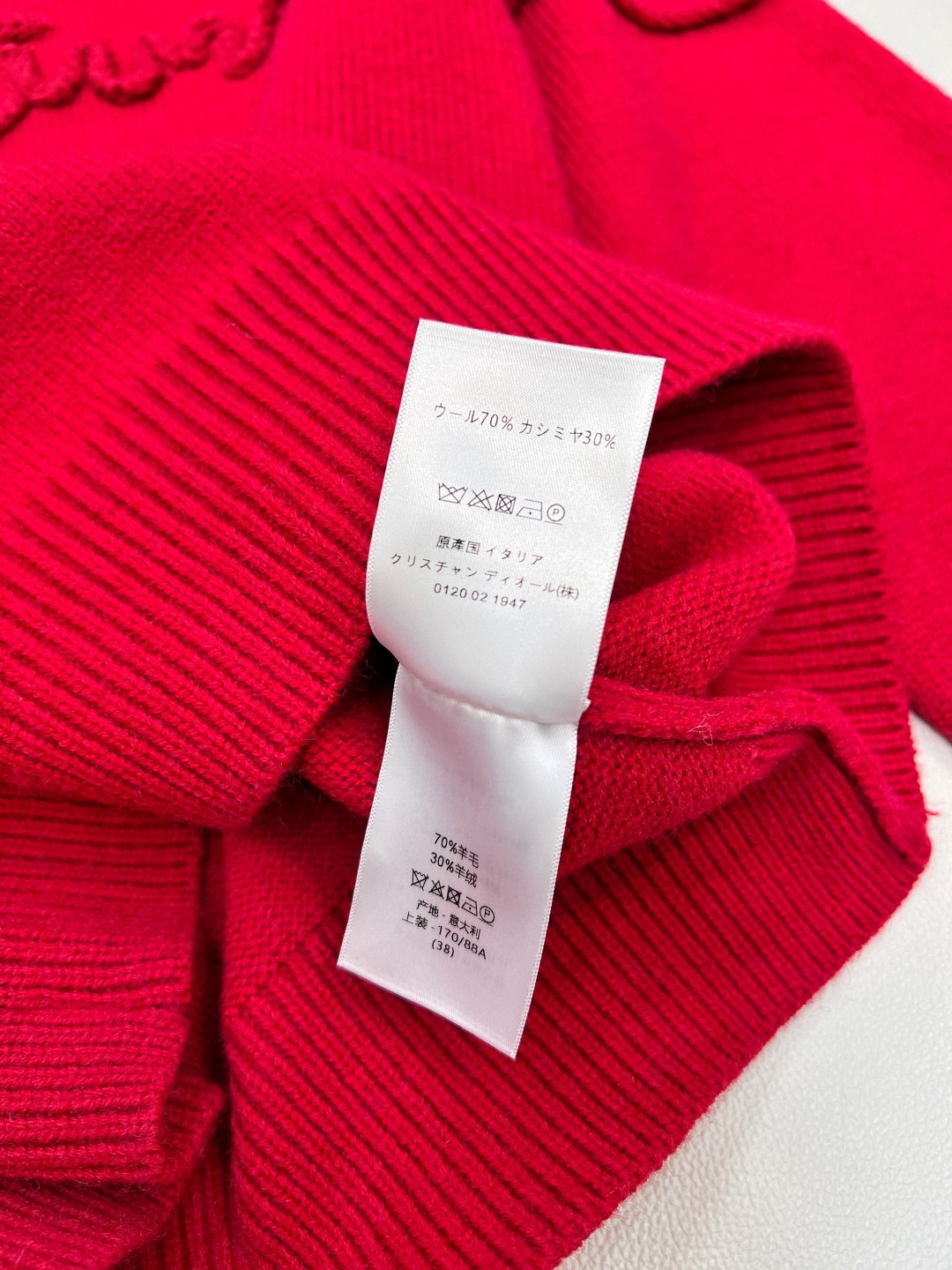 🆕 DIOR 字母刺绣针织衫毛衣柔软透气的羊毛舒适又保暖 个性独特的设计风格 看起来更加年轻化！时髦与保