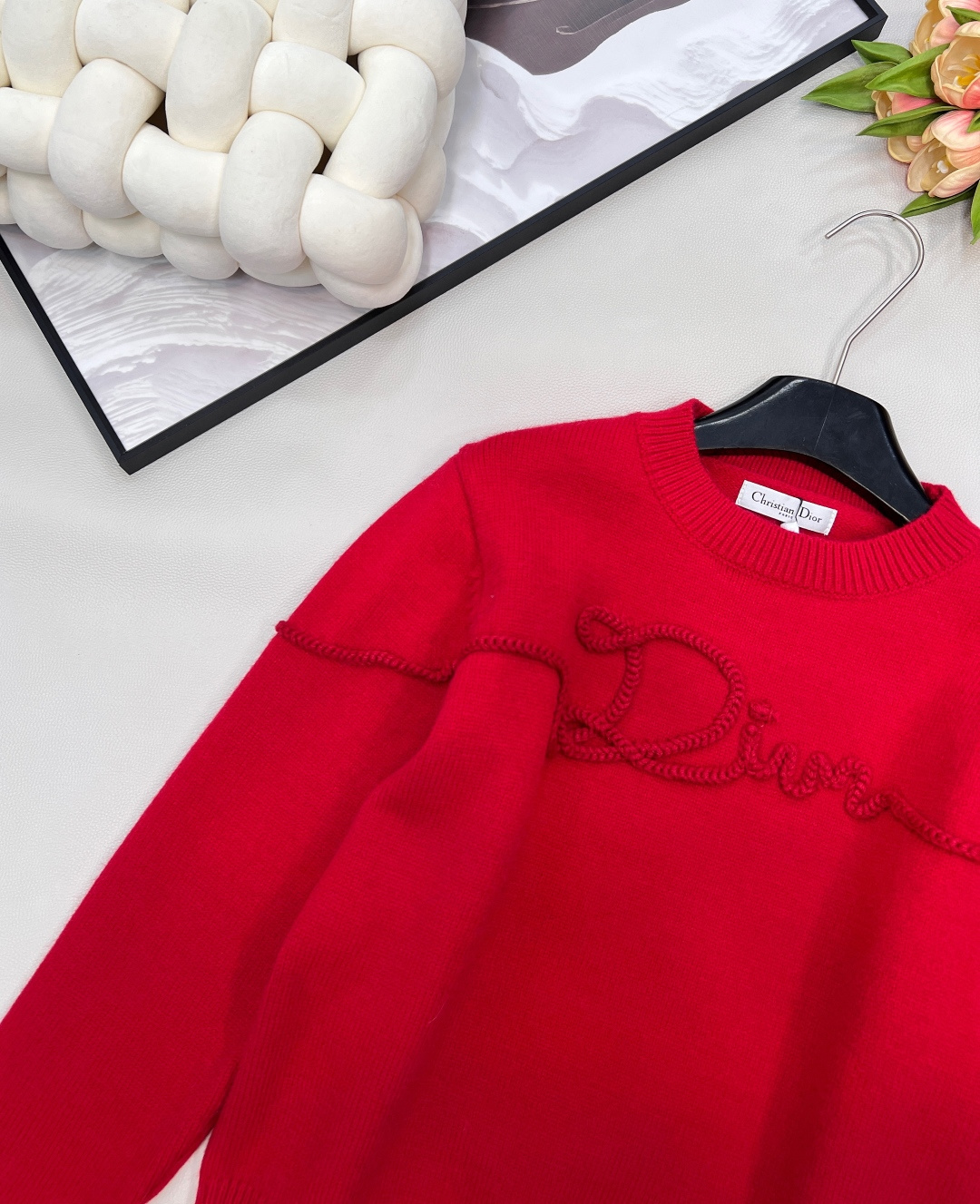 🆕 DIOR 字母刺绣针织衫毛衣柔软透气的羊毛舒适又保暖 个性独特的设计风格 看起来更加年轻化！时髦与保