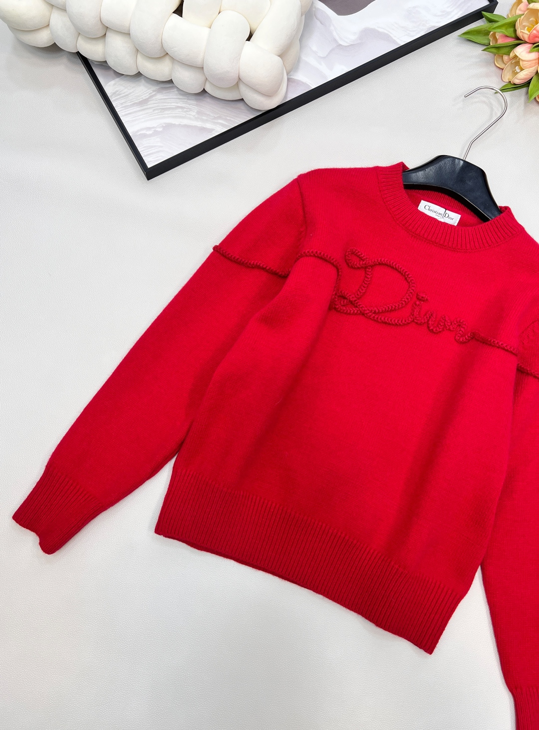 🆕 DIOR 字母刺绣针织衫毛衣柔软透气的羊毛舒适又保暖 个性独特的设计风格 看起来更加年轻化！时髦与保