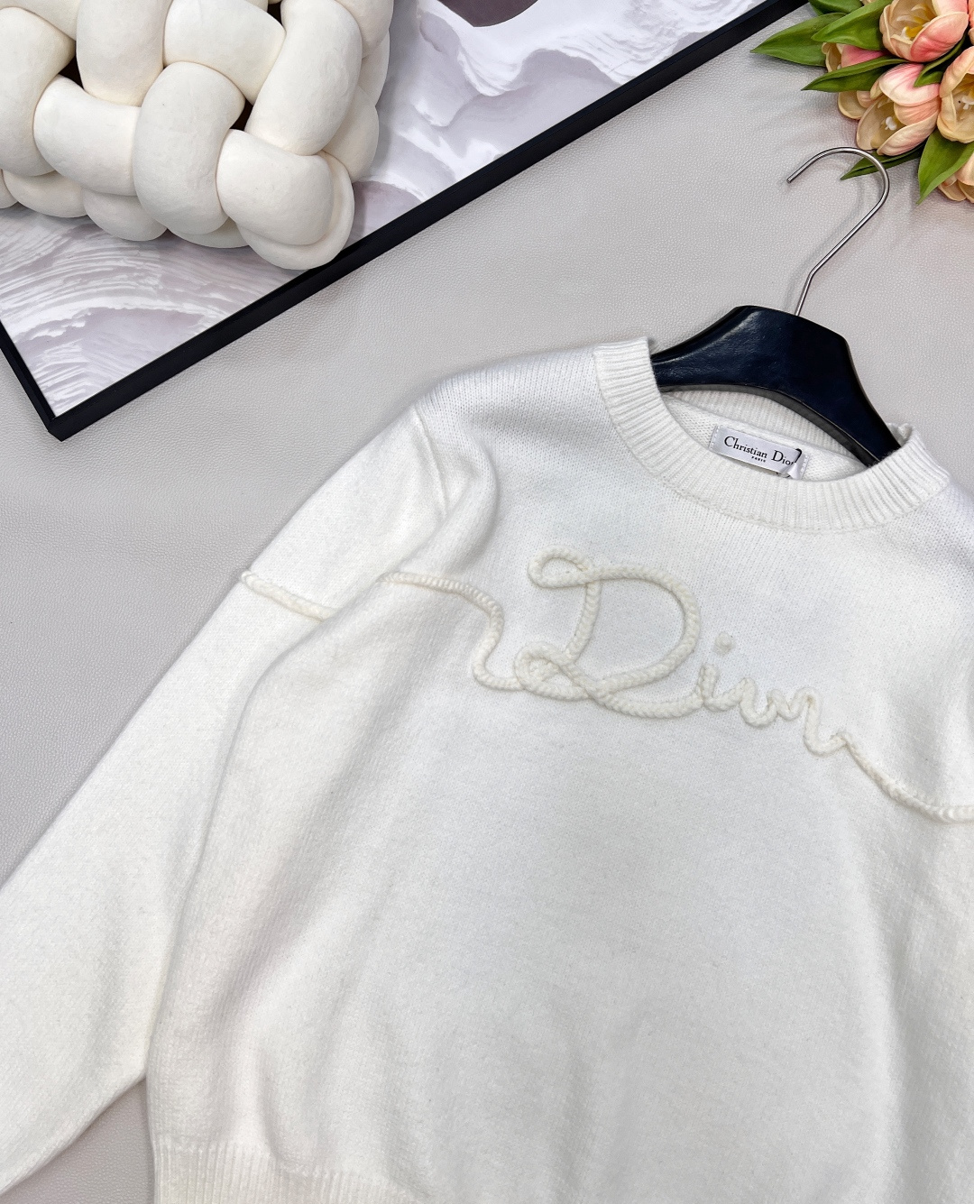🆕 DIOR 字母刺绣针织衫毛衣柔软透气的羊毛舒适又保暖 个性独特的设计风格 看起来更加年轻化！时髦与保
