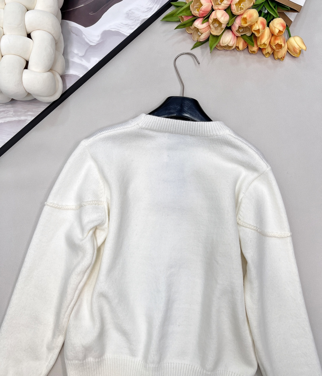 🆕 DIOR 字母刺绣针织衫毛衣柔软透气的羊毛舒适又保暖 个性独特的设计风格 看起来更加年轻化！时髦与保