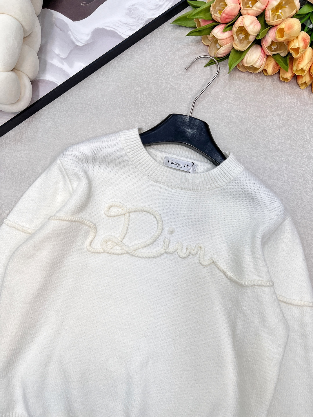 🆕 DIOR 字母刺绣针织衫毛衣柔软透气的羊毛舒适又保暖 个性独特的设计风格 看起来更加年轻化！时髦与保