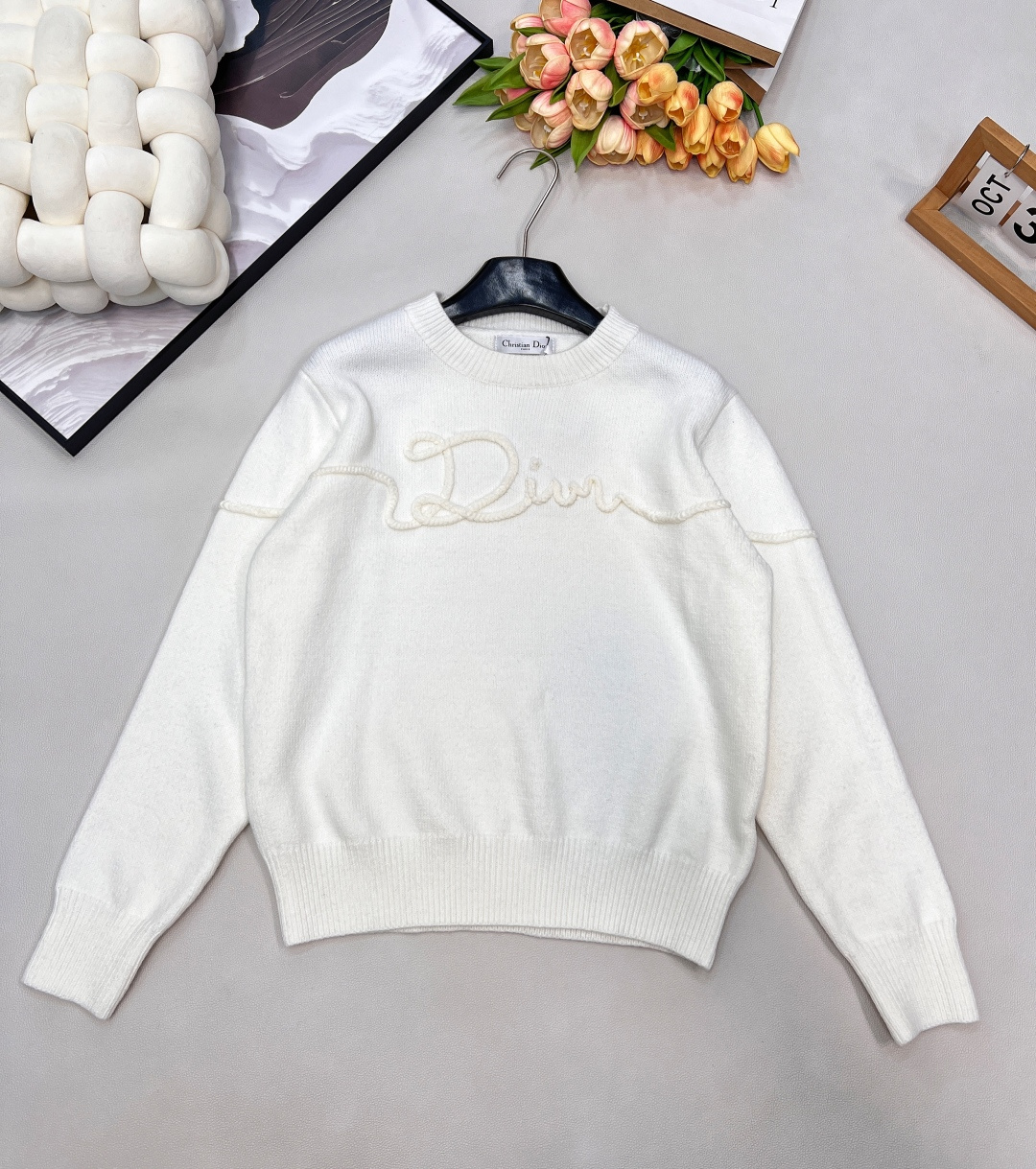 NO:649401,DIOR letter embroidered sweater. The soft and breathable wool is comfortable and warm. The unique design style makes you look younger!  Fashion and warmth go hand in hand, and the version is super classy for anyone who wears it ~ Simple and fashionable, very tonal, the round neck pullover is classic and versatile, the loose style will look taller and slimmer when paired with any bottoms, very friendly to girls with imperfect figures and small girls, wear alone in early autumn, simple and medium-toned, fashionable and high-end, simple is classic, and will never go out of style!  The basic model is definitely a must-have item!  Complete three standards, two colors, size sml code, dior, sweaters, alexander wang19860909DIOR 字母刺绣针织衫毛衣 柔软透气的羊毛舒适又保暖 个性独特的设计风格 看起来更加年轻化！ 时髦与保暖度并进,版型,谁穿都超级有气质～ 简约时髦 非常有调性 圆领套头经典百搭 宽松款搭配任何下装都会显高显瘦 对身形不完美和小个子女生都很友好 早秋单穿 简约中调性十足 时髦又高级 简约即经典 永不过时！基础款绝对是人手必备单品！三标齐全,两色出 尺码sml 编码,,dior,sweaters,alexander wang,Women's clothing