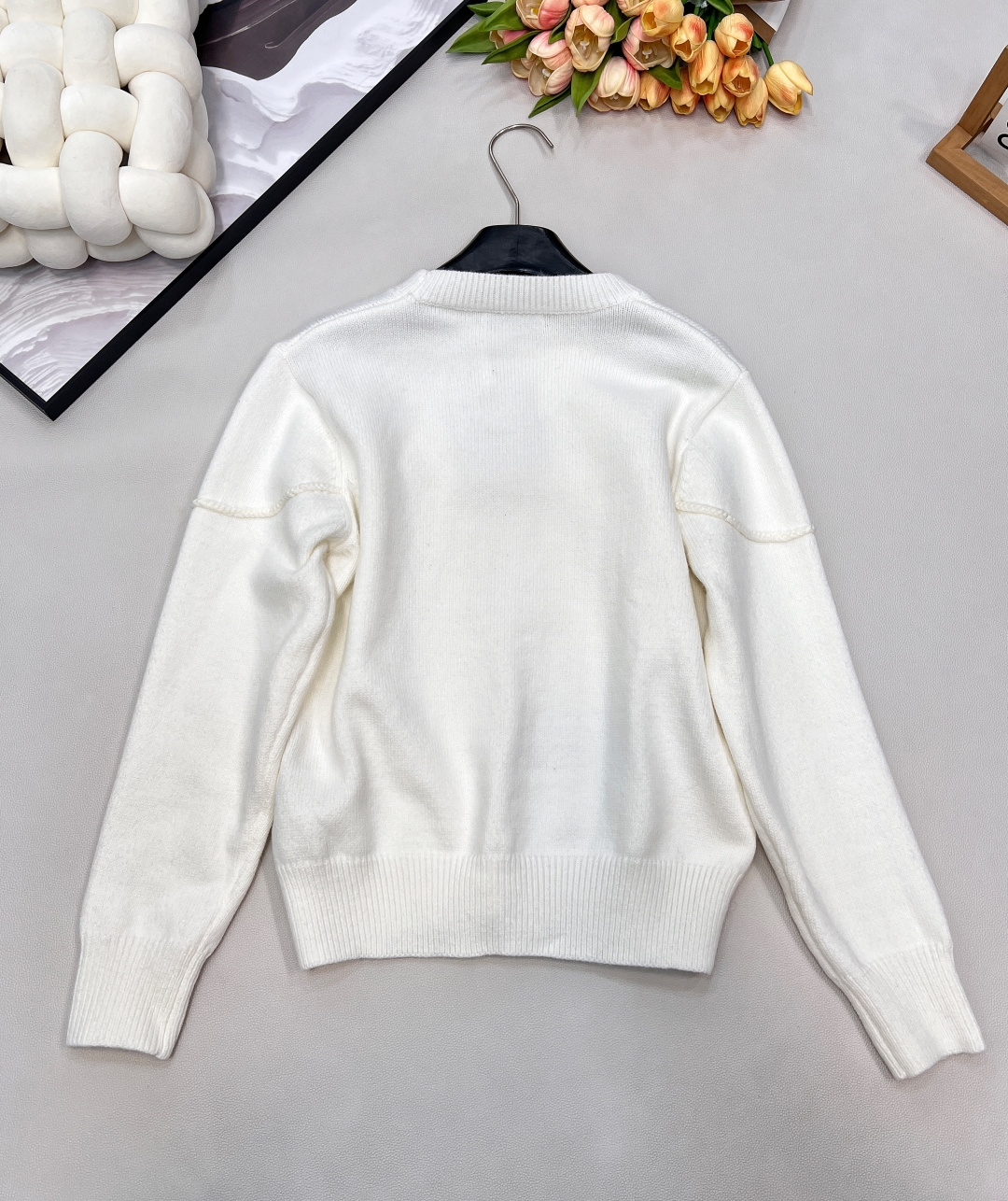 🆕 DIOR 字母刺绣针织衫毛衣柔软透气的羊毛舒适又保暖 个性独特的设计风格 看起来更加年轻化！时髦与保