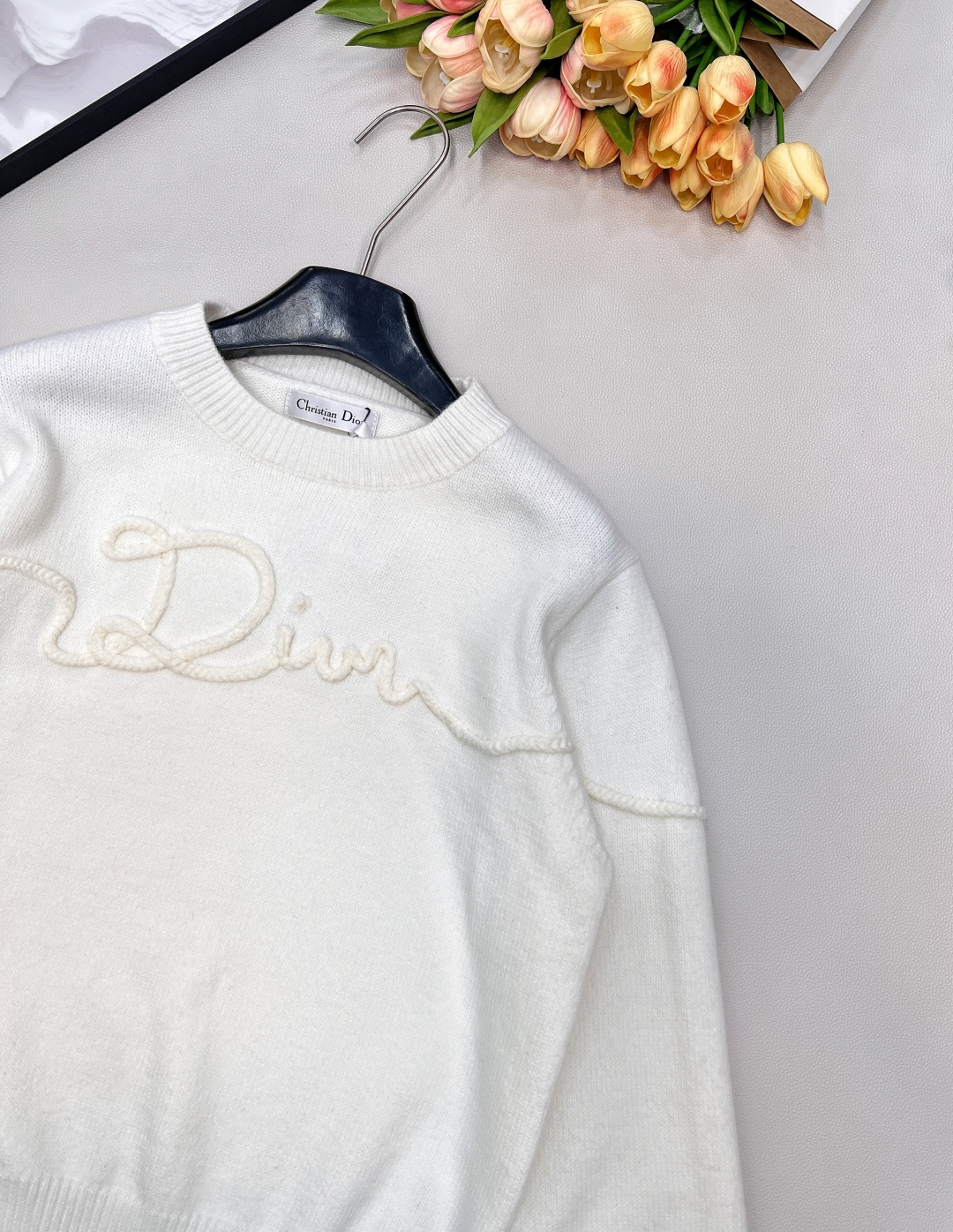 🆕 DIOR 字母刺绣针织衫毛衣柔软透气的羊毛舒适又保暖 个性独特的设计风格 看起来更加年轻化！时髦与保
