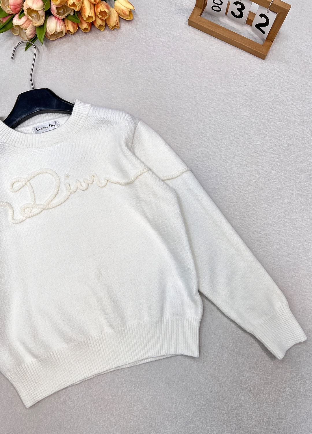 🆕 DIOR 字母刺绣针织衫毛衣柔软透气的羊毛舒适又保暖 个性独特的设计风格 看起来更加年轻化！时髦与保