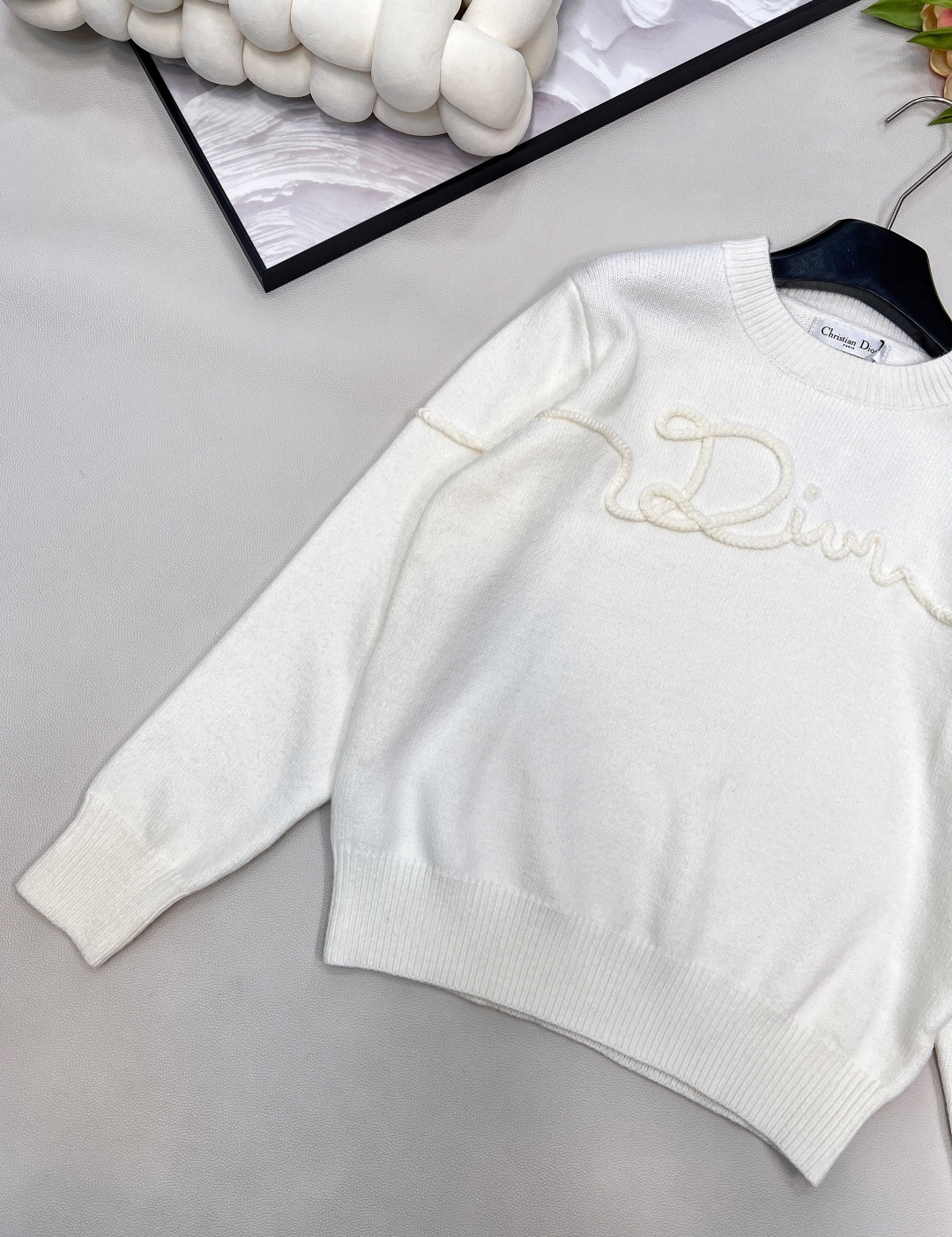 🆕 DIOR 字母刺绣针织衫毛衣柔软透气的羊毛舒适又保暖 个性独特的设计风格 看起来更加年轻化！时髦与保