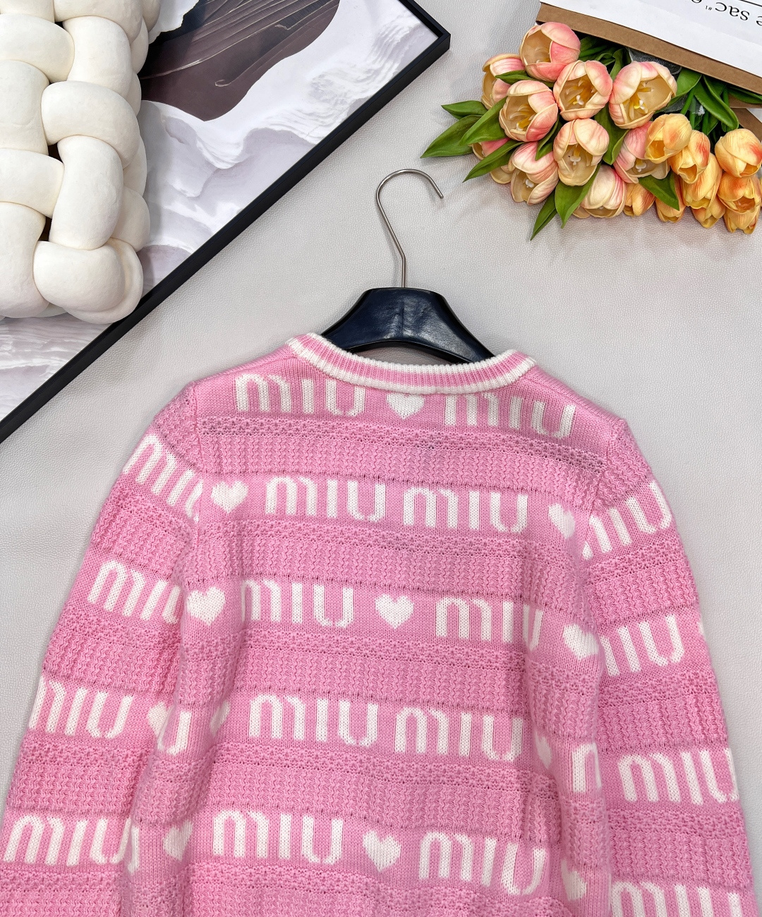 🆕MiuMiu 💗爱心字母长袖针织衫，一眼就相中了 真是太甜 太少女心了！整件采用了羊毛混纺🦙面料！手感