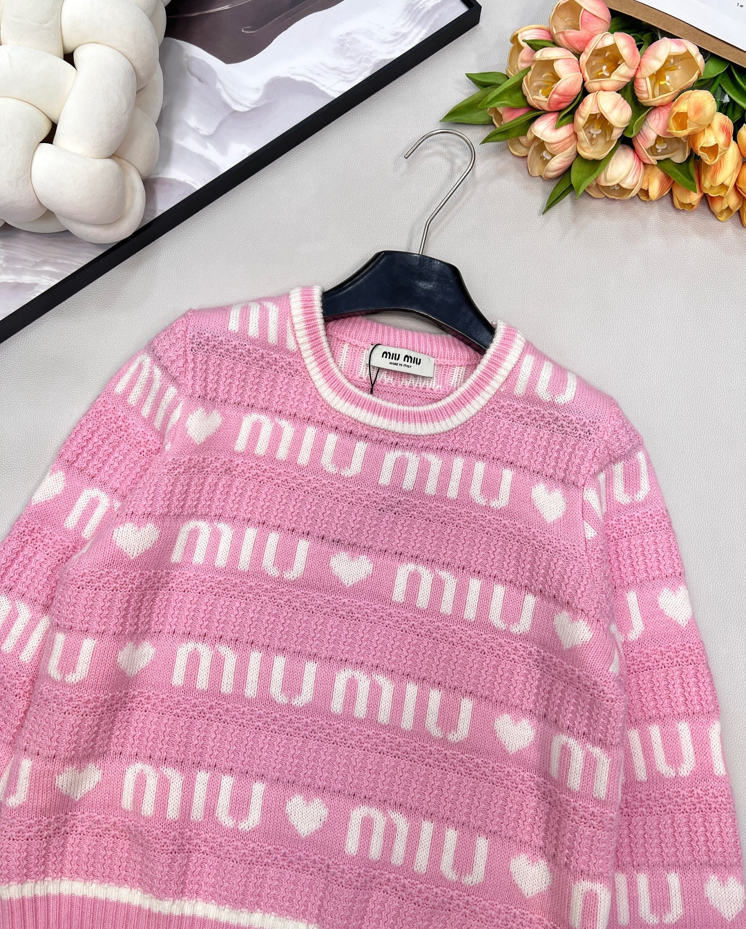 🆕MiuMiu 💗爱心字母长袖针织衫，一眼就相中了 真是太甜 太少女心了！整件采用了羊毛混纺🦙面料！手感