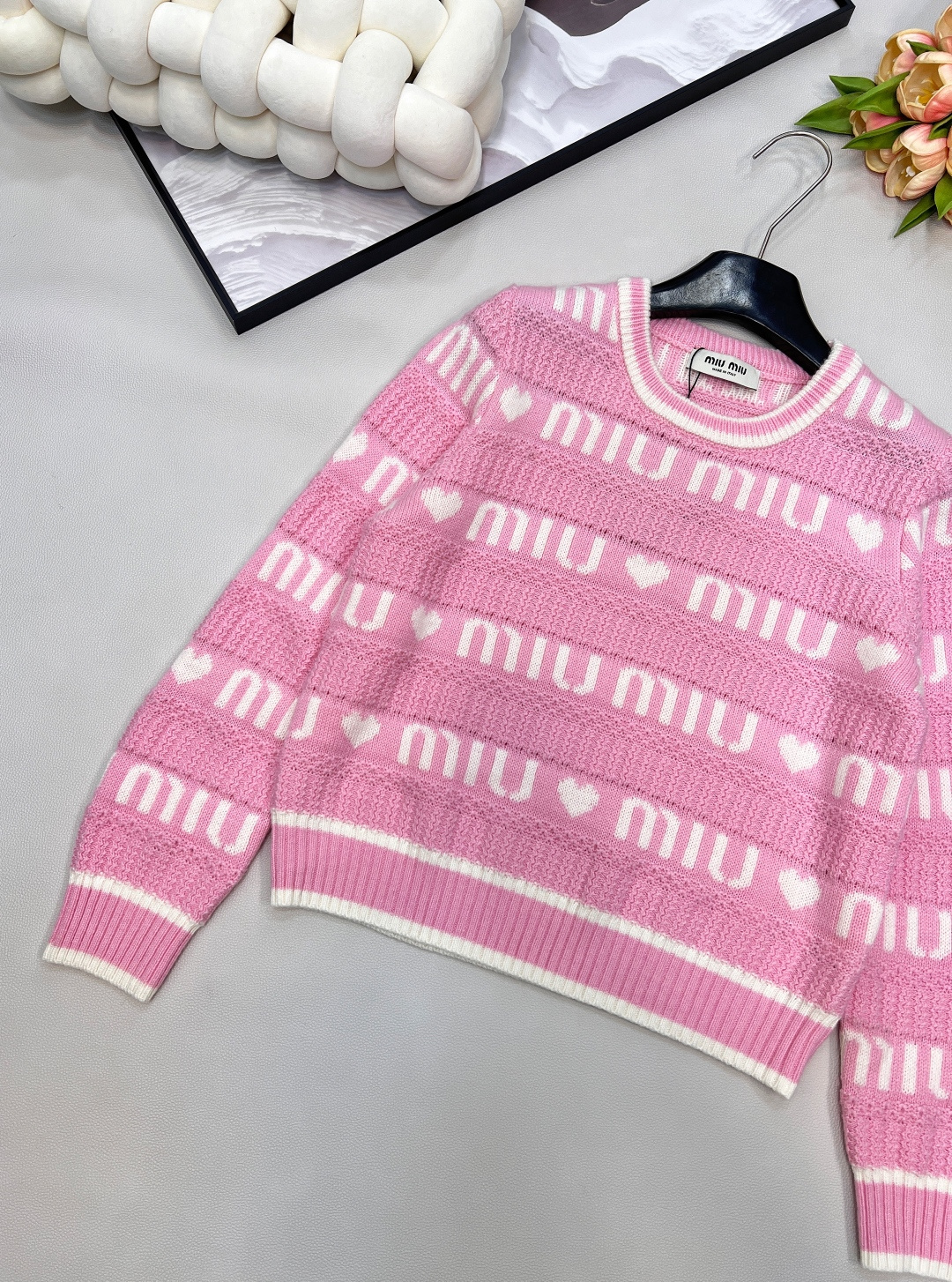 🆕MiuMiu 💗爱心字母长袖针织衫，一眼就相中了 真是太甜 太少女心了！整件采用了羊毛混纺🦙面料！手感