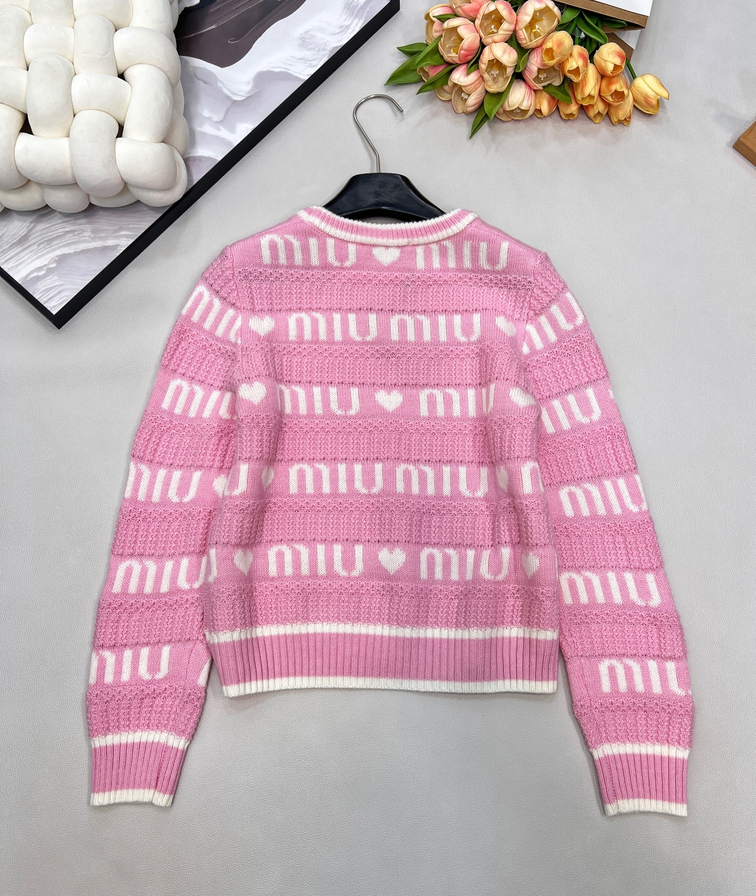🆕MiuMiu 💗爱心字母长袖针织衫，一眼就相中了 真是太甜 太少女心了！整件采用了羊毛混纺🦙面料！手感