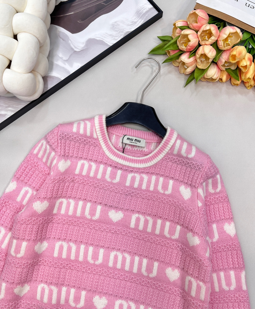 🆕MiuMiu 💗爱心字母长袖针织衫，一眼就相中了 真是太甜 太少女心了！整件采用了羊毛混纺🦙面料！手感