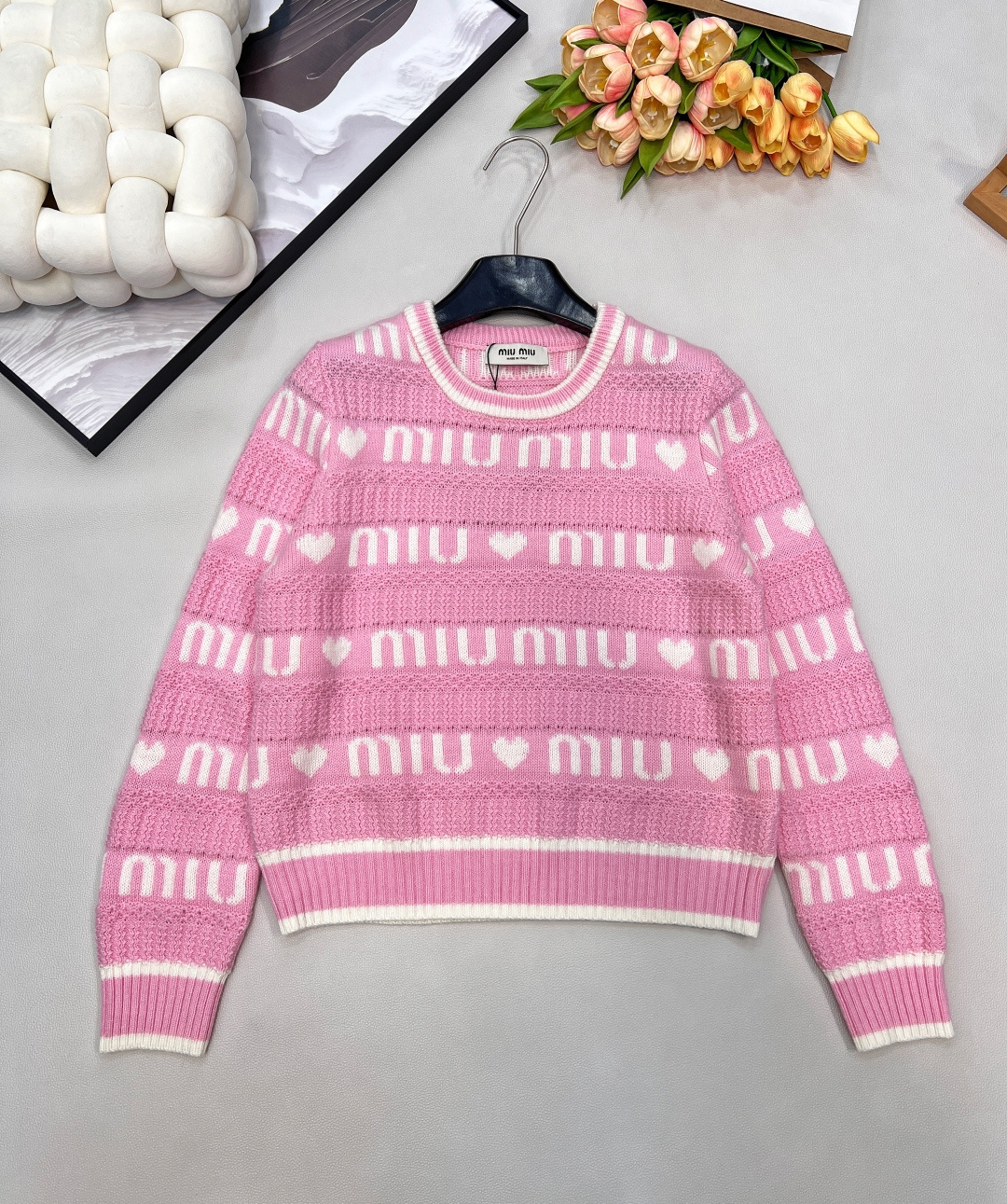 NO:649395,MiuMiu long-sleeved knitted sweater with love letters, I fell in love with it at first sight. It’s so sweet and girly!  The entire piece is made of wool blend fabric!  It feels soft and comfortable, and the upper body will not get stuck at all!  The heart pattern is age-reducing and fashionable!  It looks great with skirts and jeans. This is a must-have for babies!  Because it’s so beautiful and so popular!  !  All three standards are complete, large quantities have been shipped, size sml code, miumiu, skirts, jeans, alexander wang19860909MiuMiu 爱心字母长袖针织衫,一眼就相中了 真是太甜 太少女心了！整件采用了羊毛混纺面料！手感柔糯舒服 上身完全不会扎身！爱心图案减龄又时髦！搭配半裙 牛仔裤都好看 宝宝们这件一定要推！因为实在太美 太火啦！！三标齐全,大货已出 尺码sml 编码,,miumiu,skirts,jeans,alexander wang,Women's clothing