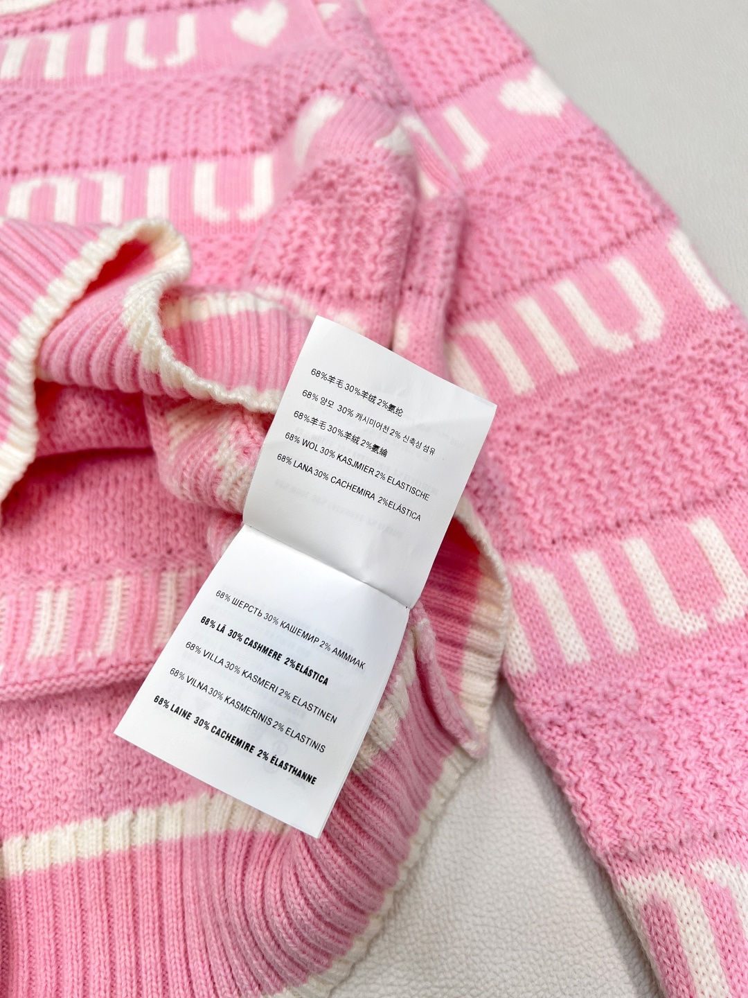 🆕MiuMiu 💗爱心字母长袖针织衫，一眼就相中了 真是太甜 太少女心了！整件采用了羊毛混纺🦙面料！手感