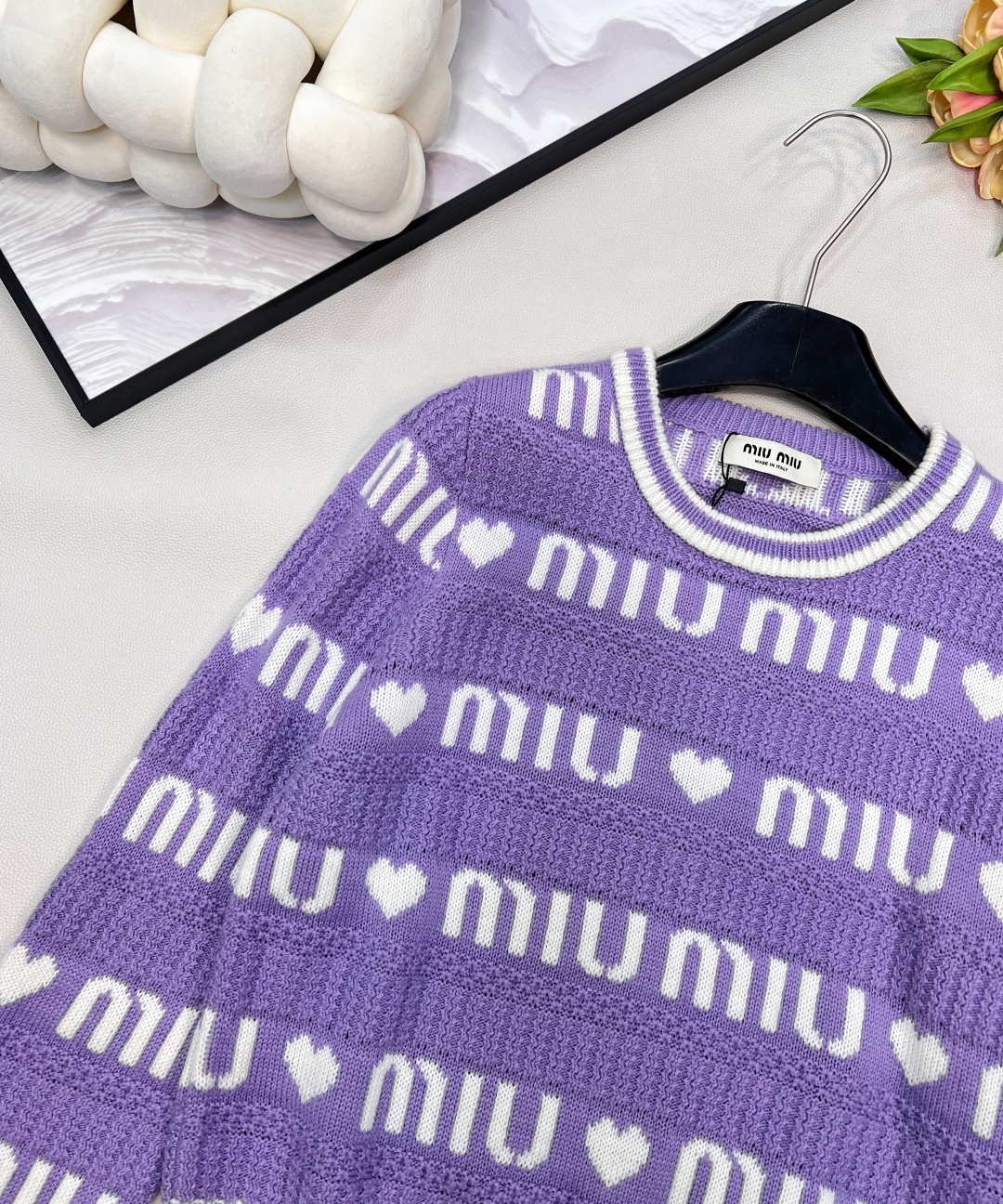 🆕MiuMiu 💗爱心字母长袖针织衫，一眼就相中了 真是太甜 太少女心了！整件采用了羊毛混纺🦙面料！手感