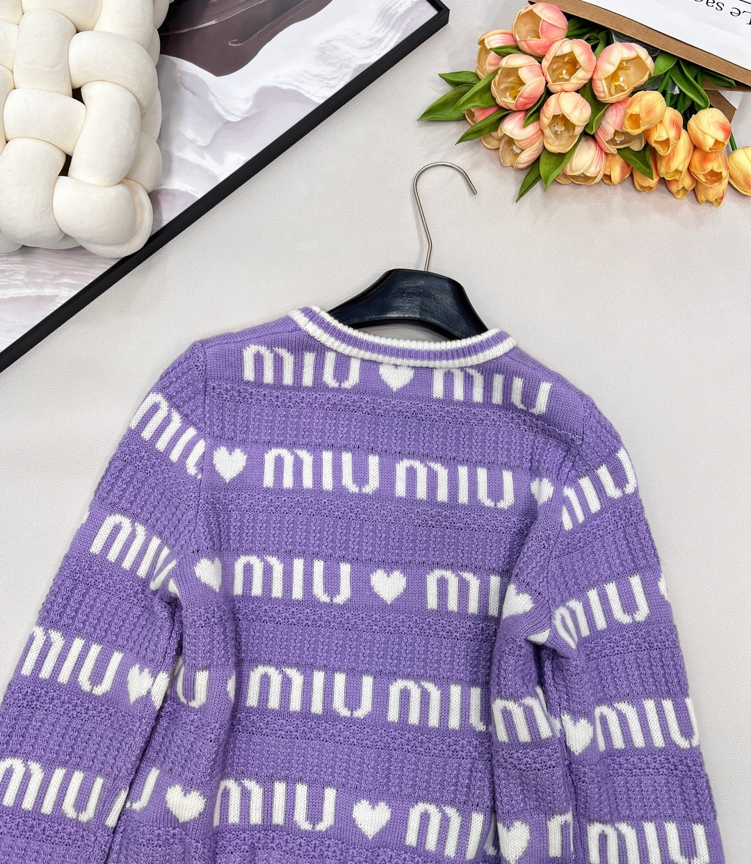 🆕MiuMiu 💗爱心字母长袖针织衫，一眼就相中了 真是太甜 太少女心了！整件采用了羊毛混纺🦙面料！手感
