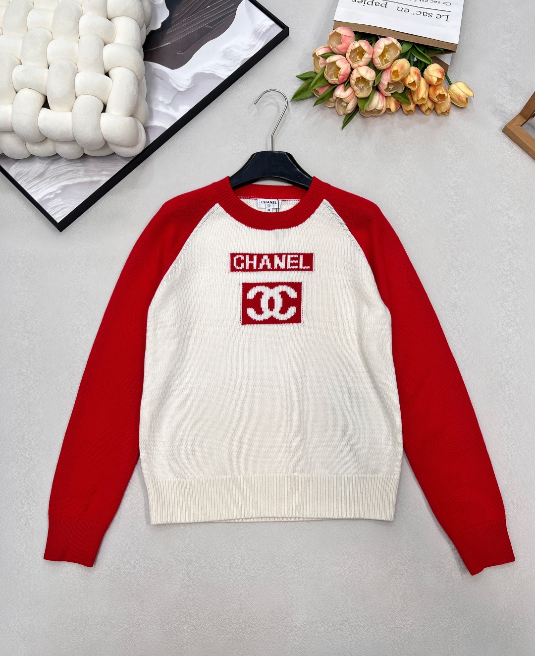 NO:649387,CHANEL color-blocked three-dimensional jacquard logo wool sweater, three-dimensional logo jacquard in the middle, casual and versatile knitted top with a small fragrance style!  Coexisting with good looks, simple and elegant, good-looking without losing warmth, contrasting color inlay element design!  Customized wool yarn imported yarn texture is super delicate and soft!  The classic version makes your upper body look slimmer!  A must-have item for Bai Fumei!  The upper body looks younger and more elegant!  Complete three standards, two colors, size sml code, chanel, alexander wang19860909CHANEL 拼色立体提花logo羊毛针织衫 正中间立体logo提花 休闲百搭气质小香风针织上衣！与颜值共存,简单大气,好看又不失温度撞色嵌花元素设计！ 定制的羊毛纱线 进口纱线质感超级细腻柔软！经典版型上身巨显瘦！白富美必备单品！ 上身减龄又气质！三标齐全,两色出 尺码sml 编码,,chanel,alexander wang,Women's clothing