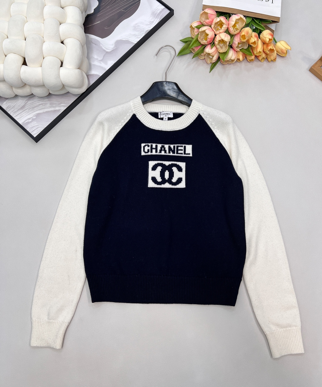 NO:649379,CHANEL color-blocked three-dimensional jacquard logo wool sweater, three-dimensional logo jacquard in the middle, casual and versatile knitted top with a small fragrance style!  Coexisting with good looks, simple and elegant, good-looking without losing warmth, contrasting color inlay element design!  Customized wool yarn imported yarn texture is super delicate and soft!  The classic version makes your upper body look slimmer!  A must-have item for Bai Fumei!  The upper body looks younger and more elegant!  Complete three standards, two colors, size sml, code H, chanel, alexander wang19860909CHANEL 拼色立体提花logo羊毛针织衫 正中间立体logo提花 休闲百搭气质小香风针织上衣！与颜值共存,简单大气,好看又不失温度撞色嵌花元素设计！ 定制的羊毛纱线 进口纱线质感超级细腻柔软！经典版型上身巨显瘦！白富美必备单品！ 上身减龄又气质！三标齐全,两色出 尺码sml 编码H,,chanel,alexander wang,Women's clothing