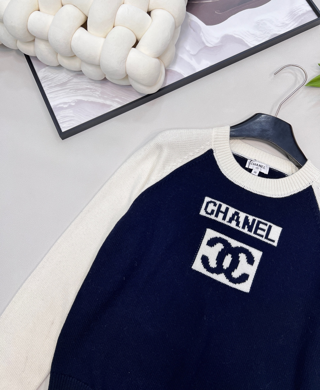🆕 CHANEL 拼色立体提花logo羊毛针织衫正中间立体logo提花 休闲百搭气质小香风针织上衣！与颜