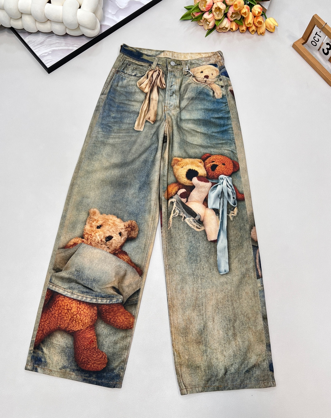 NO:649368,2025 autumn and winter new Acne Studio*3D printed 3D teddy bear denim trousers  ,AC's top pants of the year, the 1981 style upper body is absolutely easy to adapt to and control, 3D printed illusion prints, loose wide-leg style, front buttons and placket restraints, back LOGO micro-label patch, continuing the gender-neutral style,  It is both fashionable and practical at the same time. It is full of personality when matched casually. It has perfect vertical sense and a super good fit. I purchased YB1 to develop it. Jeans have always been the darling of the fashion industry, and these wide-leg pants bring perfect body proportions and unlimited aura!  Wear it and you will instantly become the focus of street fashion!  4 sizes of one color, color oil paint, complete three standards, large shipments, size 26/27/28/29, editor,,acne studios,dior,jeans,alexander wang198609092025秋冬新款Acne Studio*3D打印3D泰迪熊牛仔长裤 ,AC年度裤王上身,1981的版型上身适配驾驭能力绝对轻松,3D打印错觉印花,宽松阔腿款式,正面纽扣和门襟禁锢,背面LOGO微标贴片,延续无性别主义中性风格,时髦和实穿同时兼备,随意搭配都个性十足,垂直感满分,版型超好,购入YB1比1开发,牛仔裤一直是时尚界的宠儿,而这款阔腿裤更是带来了完媄的身材比例和无限的气场！穿上它,你将瞬间成为街头时尚的焦点！一色4码,颜色油彩,三标齐全,大货出 尺码26/27/28/29 编,,acne studios,dior,jeans,alexander wang,Women's clothing
