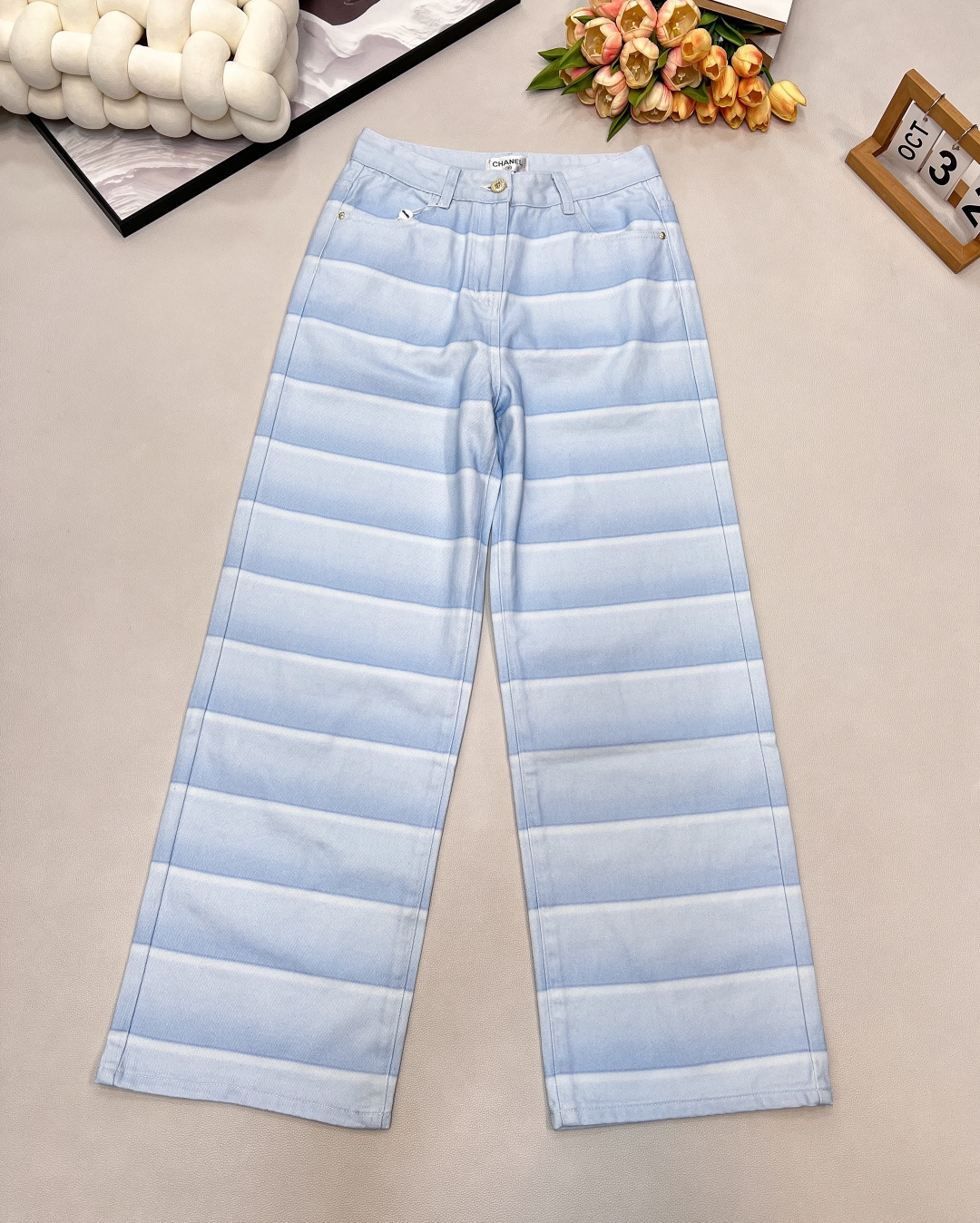 NO:649354,Chanel 26C early spring striped jeans, shared by Gali in early spring, the same style as Gui Lun Magnesium, classic blue and white stripes, wide-leg version, long legs, versatile in spring and summer, suitable for daily commuting and dating. The fabric is comfortable, the workmanship details are in place, and the counter quality. Three standards are complete, large quantities are shipped, size 36/38/40 coding,,chanel,jeans,alexander wang19860909Chanel 26C早春条纹牛仔裤,Gali早春分享,桂纶镁同款,经典蓝白条纹,阔腿版型,显腿长,春夏百搭,日常通勤、约会都很适合.面料舒服,做工细节到位,专柜品质.三标齐全,大货出 尺码36/38/40 编码,,chanel,jeans,alexander wang,Women's clothing