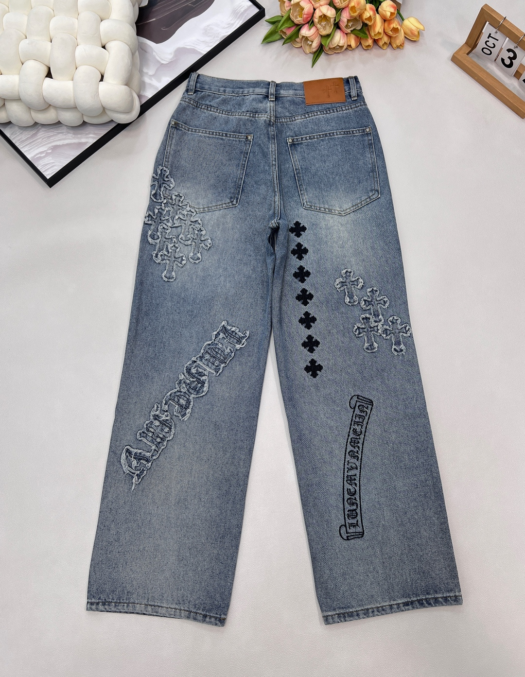 🆕26早春新品Chrome Hearts，克罗心重工万针刺绣十字架直筒长裤。采用牛仔棉材质前后重工贴布绣