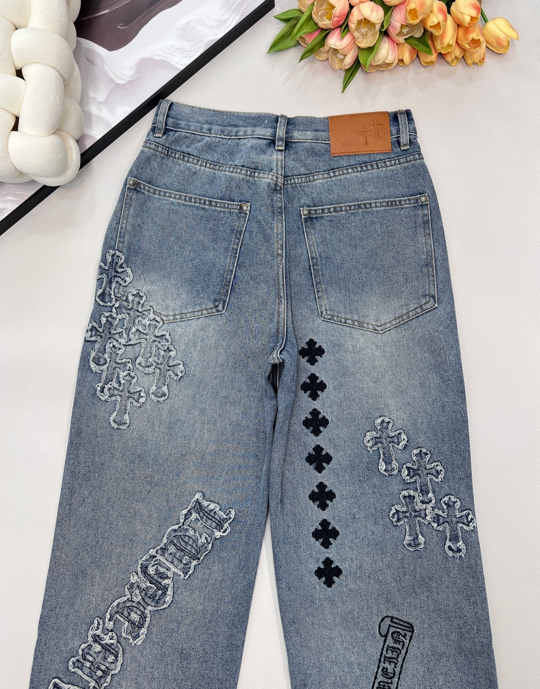 🆕26早春新品Chrome Hearts，克罗心重工万针刺绣十字架直筒长裤。采用牛仔棉材质前后重工贴布绣