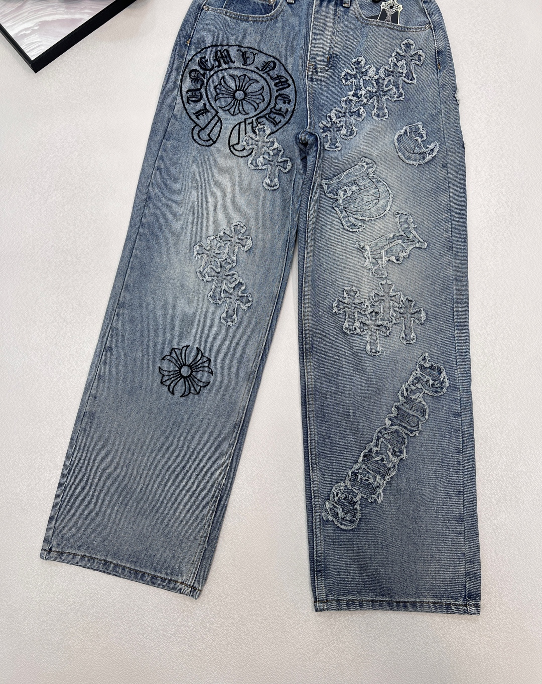 🆕26早春新品Chrome Hearts，克罗心重工万针刺绣十字架直筒长裤。采用牛仔棉材质前后重工贴布绣