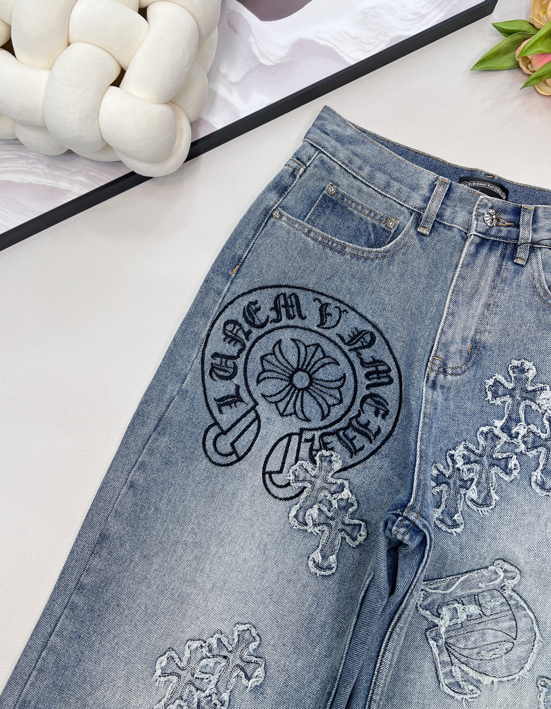 🆕26早春新品Chrome Hearts，克罗心重工万针刺绣十字架直筒长裤。采用牛仔棉材质前后重工贴布绣