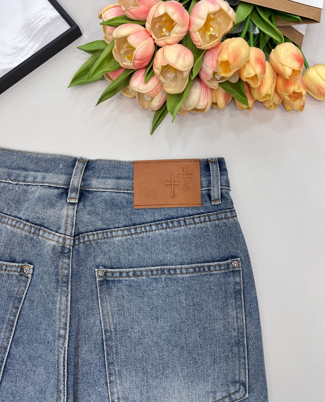 🆕26早春新品Chrome Hearts，克罗心重工万针刺绣十字架直筒长裤。采用牛仔棉材质前后重工贴布绣