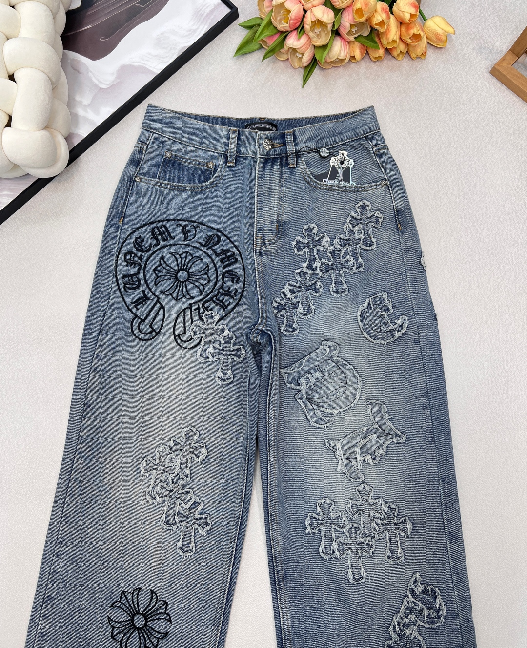 🆕26早春新品Chrome Hearts，克罗心重工万针刺绣十字架直筒长裤。采用牛仔棉材质前后重工贴布绣