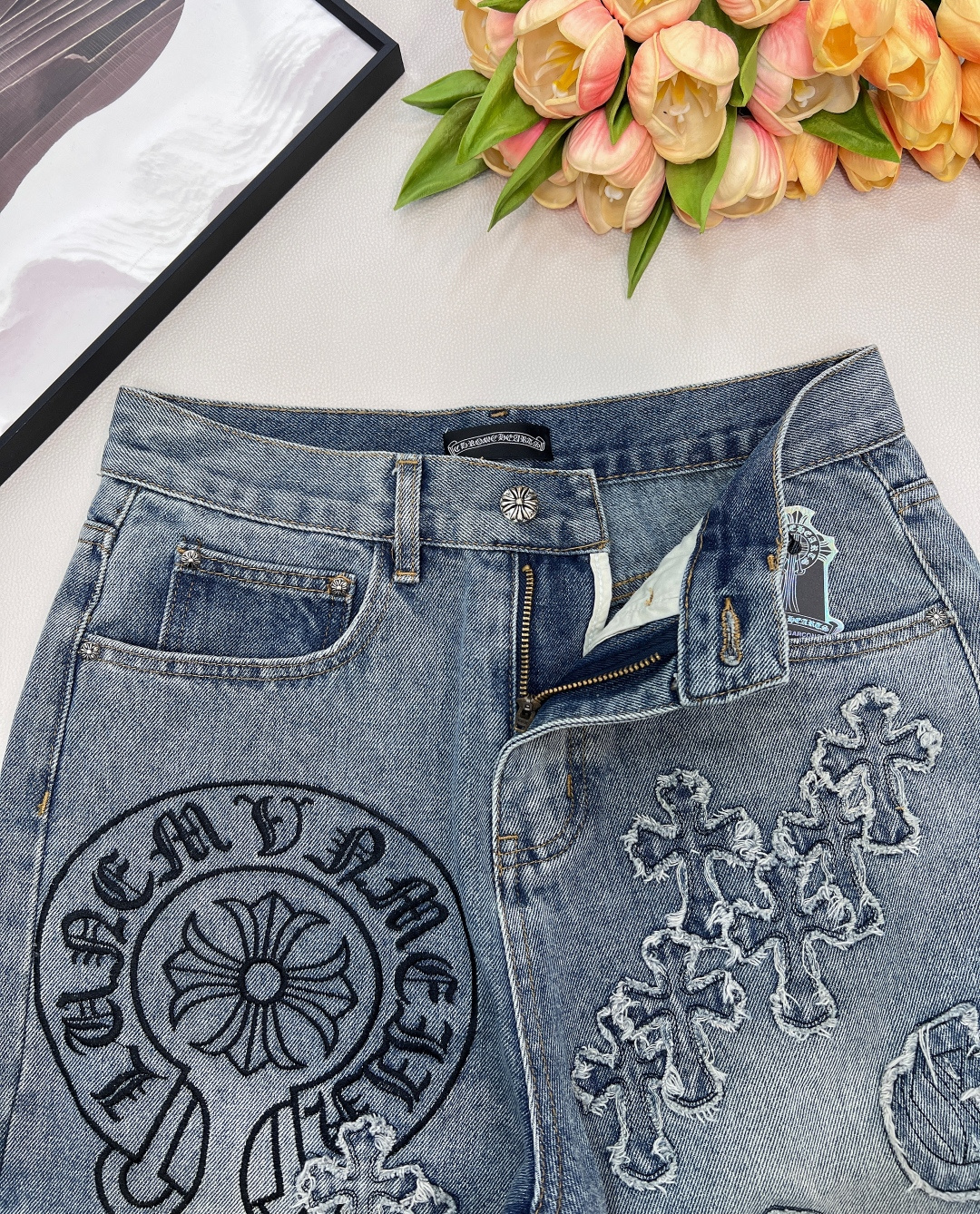 🆕26早春新品Chrome Hearts，克罗心重工万针刺绣十字架直筒长裤。采用牛仔棉材质前后重工贴布绣