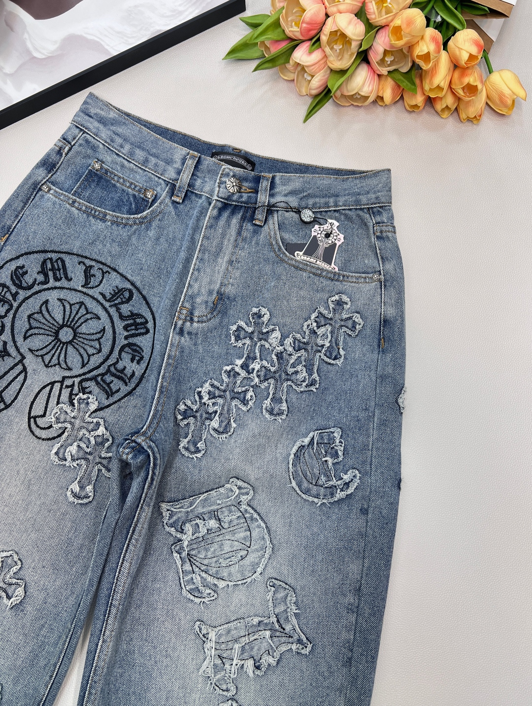 🆕26早春新品Chrome Hearts，克罗心重工万针刺绣十字架直筒长裤。采用牛仔棉材质前后重工贴布绣