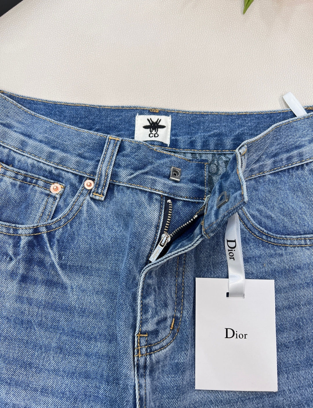 🆕Dior经典蓝色水洗牛仔裤，宽松直筒版型 显腿长内满印老花 可翻花边 细节满分，定制GW同款皮牌 面料