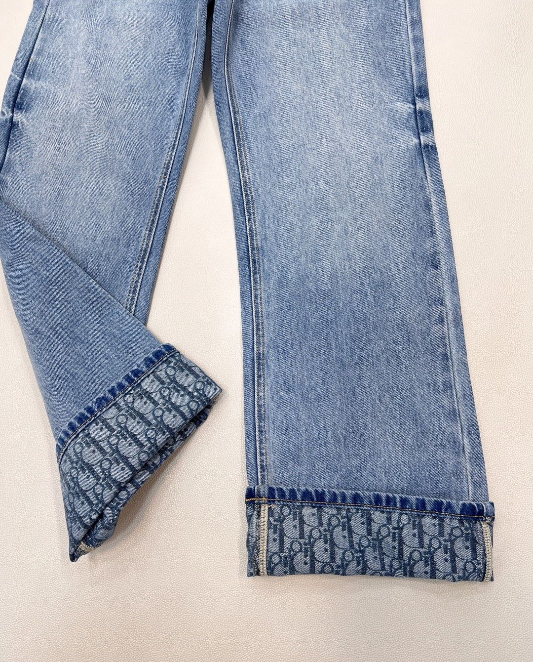 🆕Dior经典蓝色水洗牛仔裤，宽松直筒版型 显腿长内满印老花 可翻花边 细节满分，定制GW同款皮牌 面料