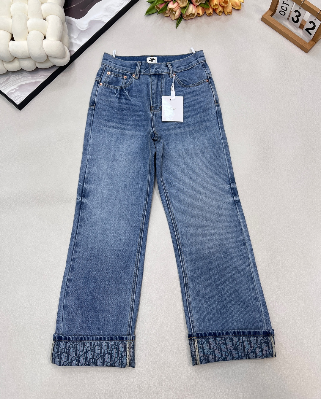 NO:649333,Dior classic blue washed jeans, loose straight fit, long legs, pre-existing flowers printed all over the inside, reversible lace, perfect details, customized GW same style leather brand, comfortable fabric, exquisite workmanship, can be worn in spring, summer, autumn and winter, versatile and not picky, complete with three standards, large quantities, size sml compiled,,dior,jeans,alexander wang19860909Dior经典蓝色水洗牛仔裤,宽松直筒版型 显腿长 内满印老花 可翻花边 细节满分,定制GW同款皮牌 面料舒服 做工精致,春夏秋冬都能穿 百搭不挑人,三标齐全,大货出 尺码sml 编,,dior,jeans,alexander wang,Women's clothing