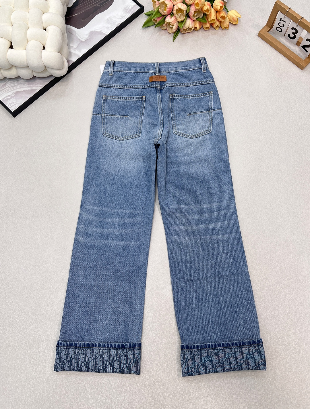 🆕Dior经典蓝色水洗牛仔裤，宽松直筒版型 显腿长内满印老花 可翻花边 细节满分，定制GW同款皮牌 面料