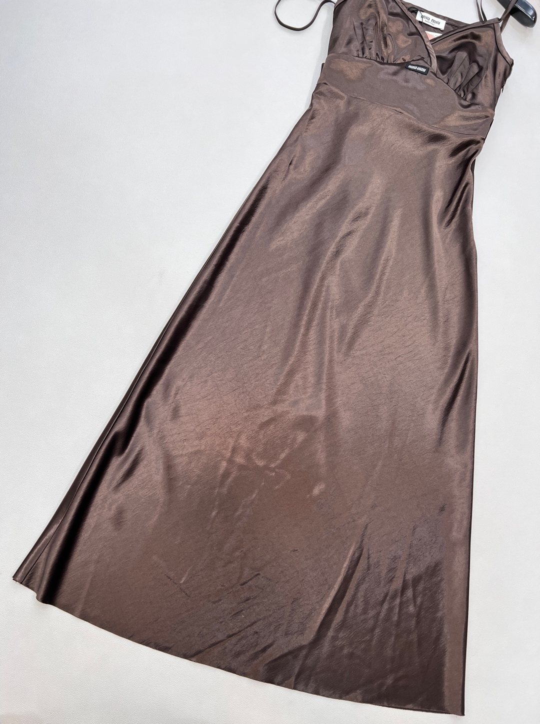 🆕Miumiu25FW秋冬新款蝴蝶结系带V领仿醋酸吊带长裙丨⚠独家yb开发！高版出品！仿醋酸面料自带细腻