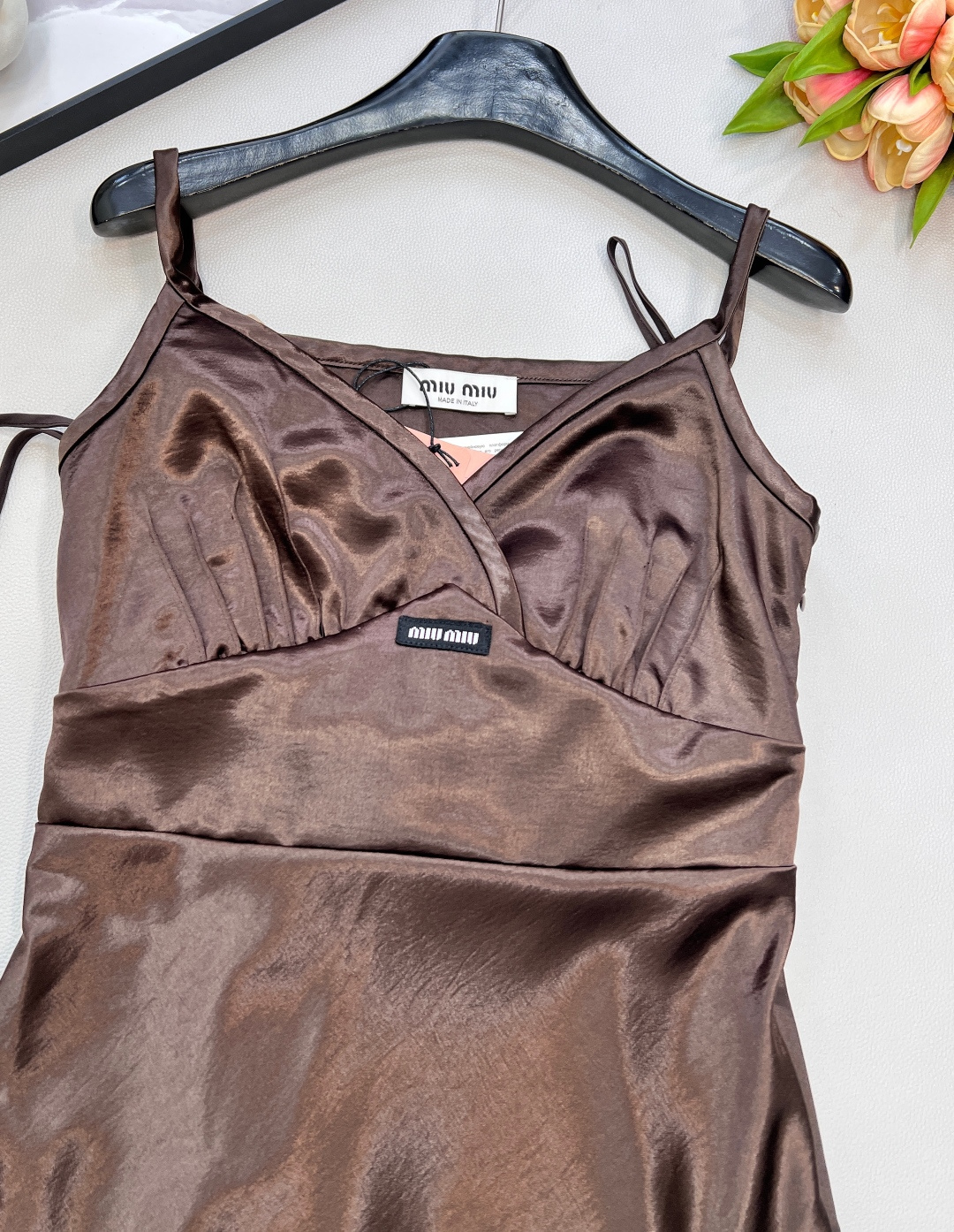 🆕Miumiu25FW秋冬新款蝴蝶结系带V领仿醋酸吊带长裙丨⚠独家yb开发！高版出品！仿醋酸面料自带细腻